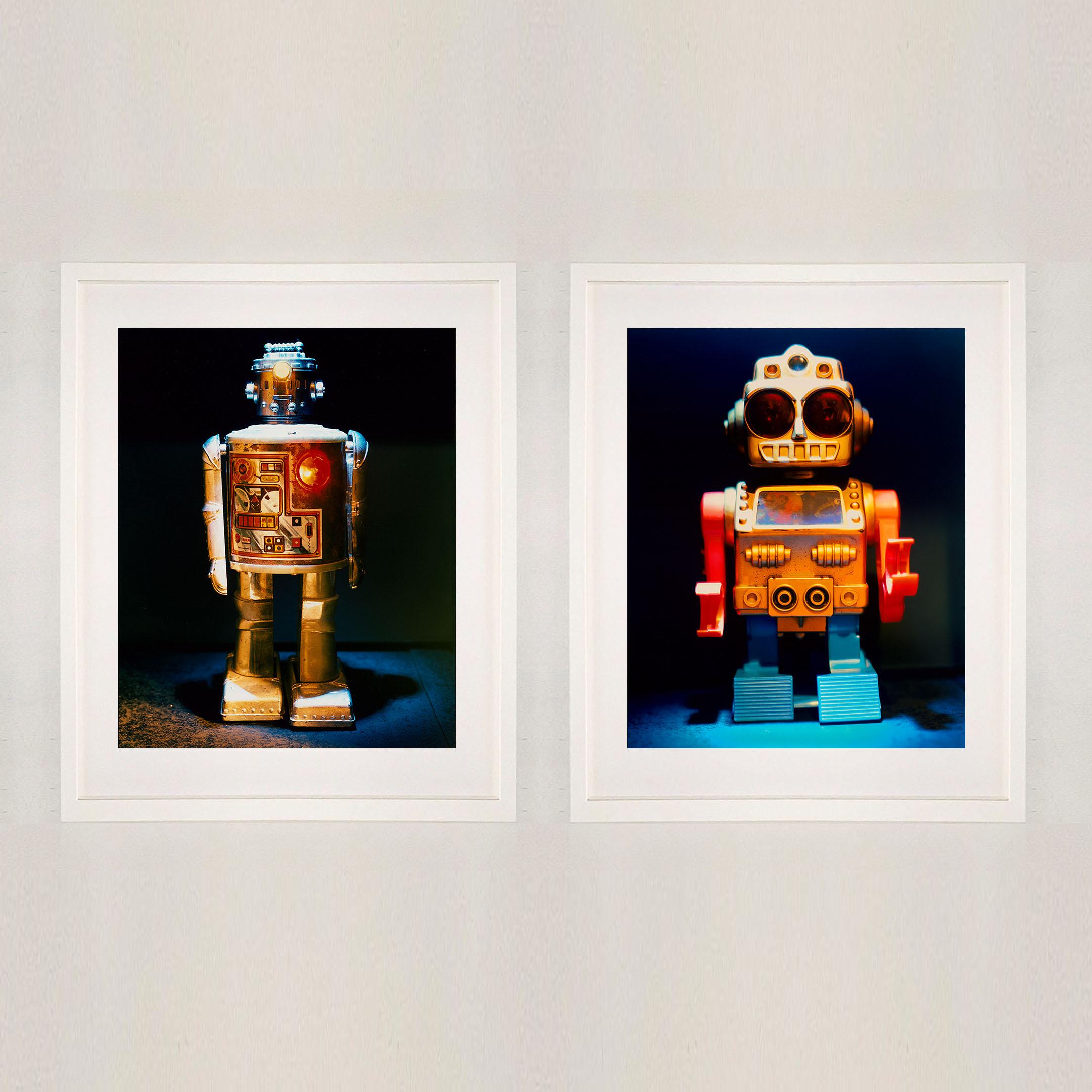 Darth Bot und Cyclops Robots - Pop Art Farbfotografie im Angebot 1