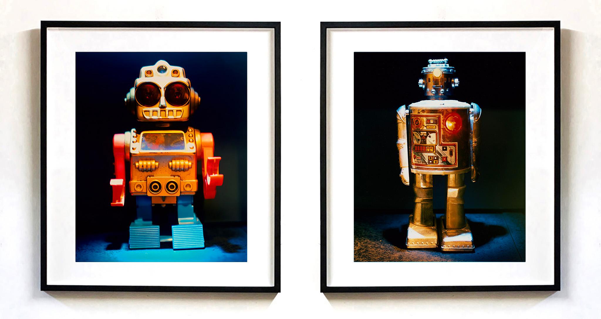 Darth Bot und Cyclops Roboter - Zwei gerahmte Pop Art Farbfotografien