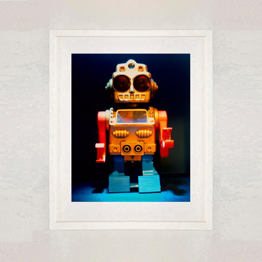 Dark Bot - Photographie couleur Pop Art - Noir Print par Natasha Heidler