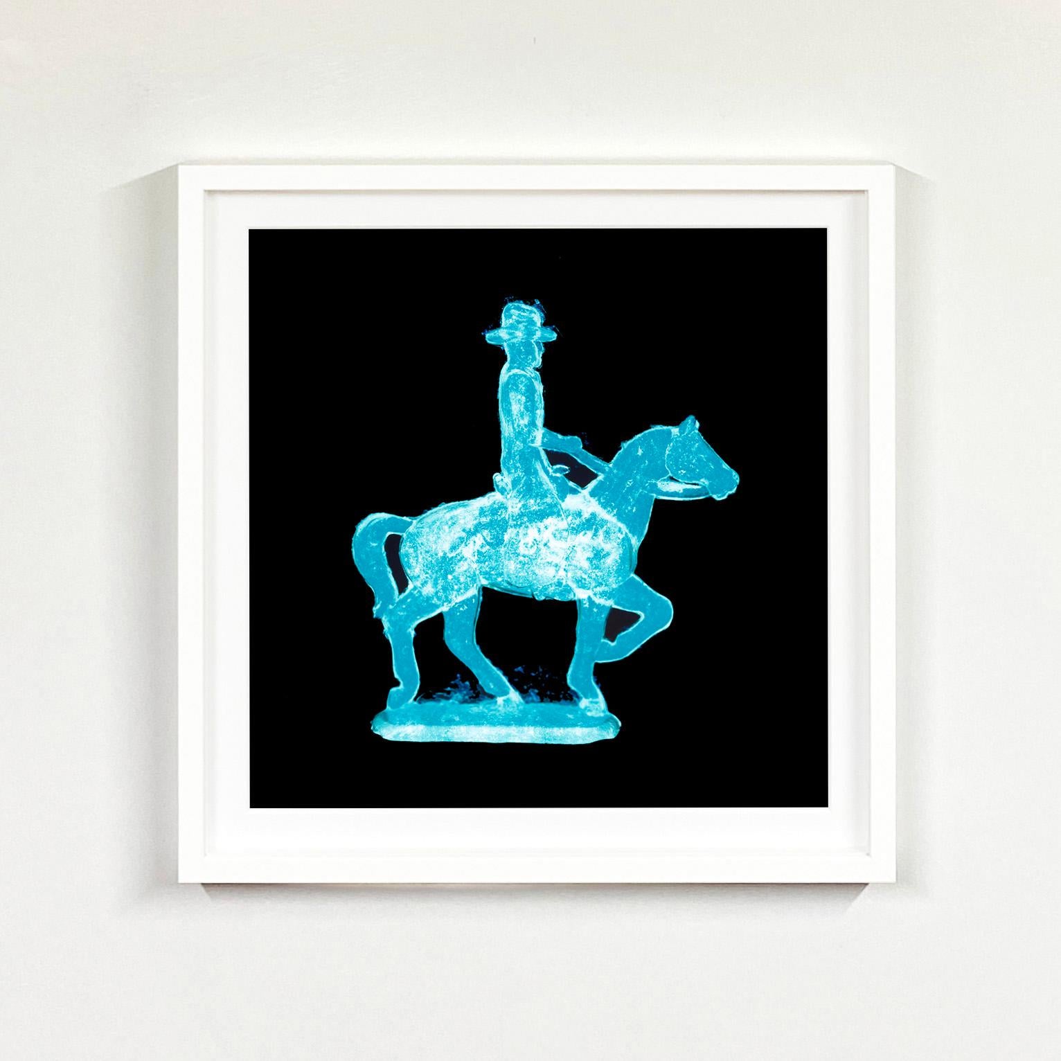 Ghost Rider Cowboy (Cyan), photographie pop art de Natasha Heidler.

Les images séduisantes de Natasha Heidler sont une collection ludique de contradictions. Des contours fantomatiques se heurtent à des couleurs vibrantes. Leur fond noir leur donne