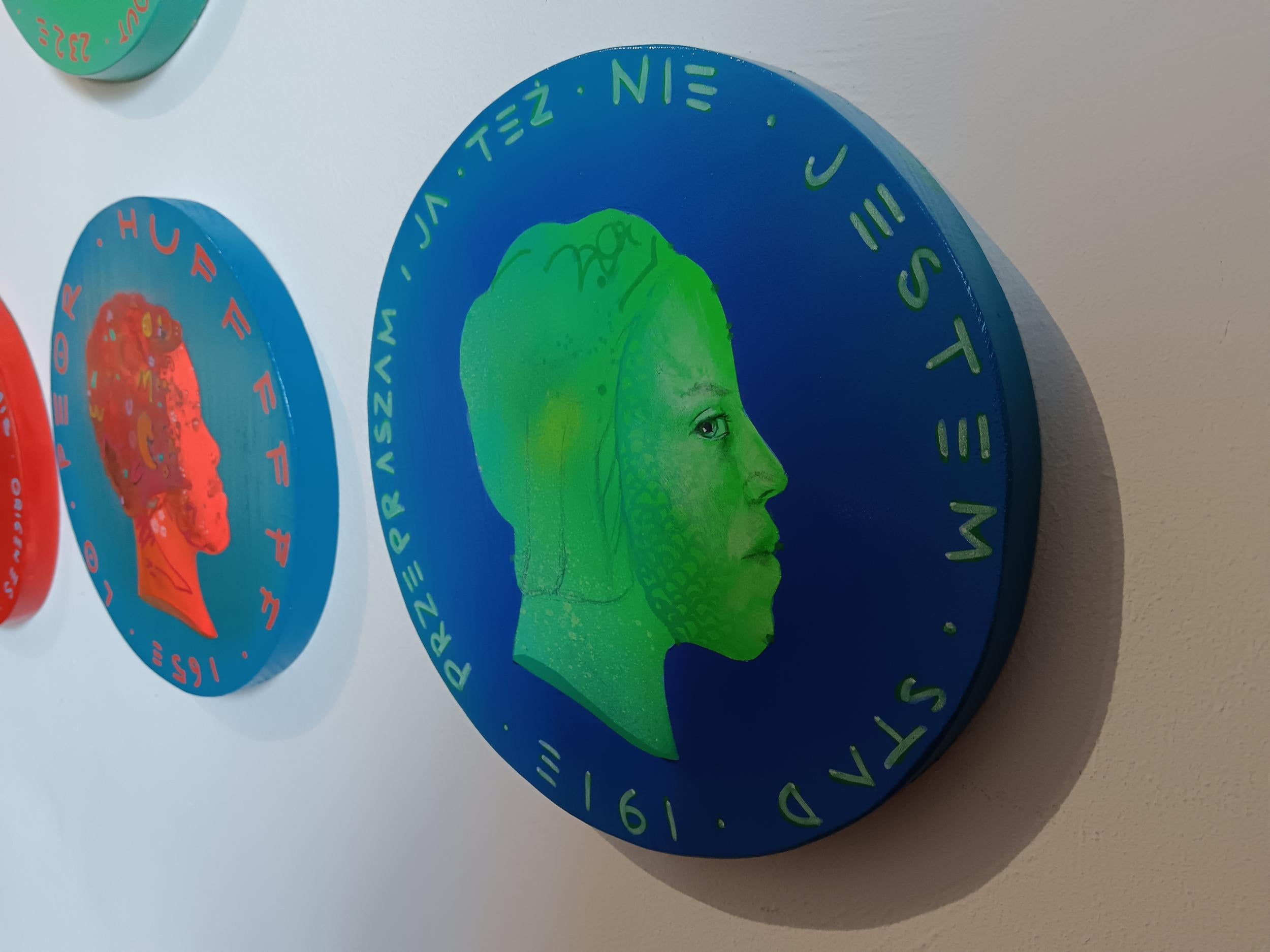 Moneda Contemporánea de Madera con Retrato e Inscripción Polaca - 