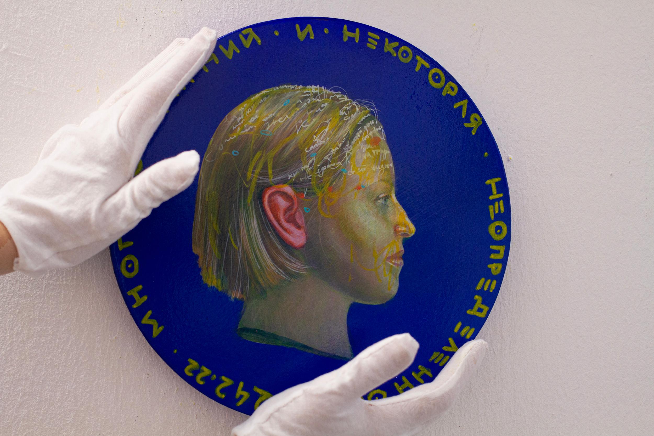 Retrato de Mujer con Cara Azul y Amarilla sobre Moneda de Madera. Ruso. 