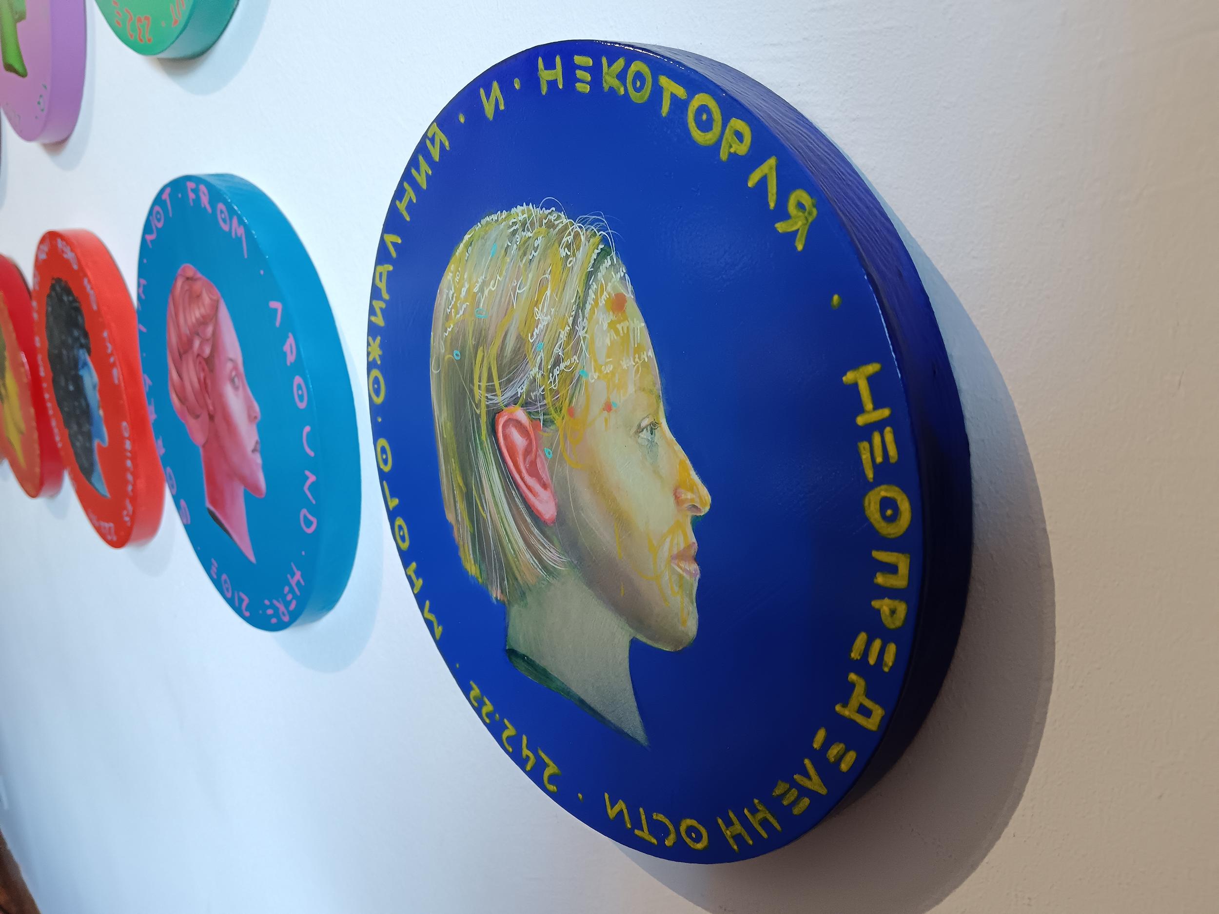 Retrato de Mujer con Cara Azul y Amarilla sobre Moneda de Madera. Ruso. 