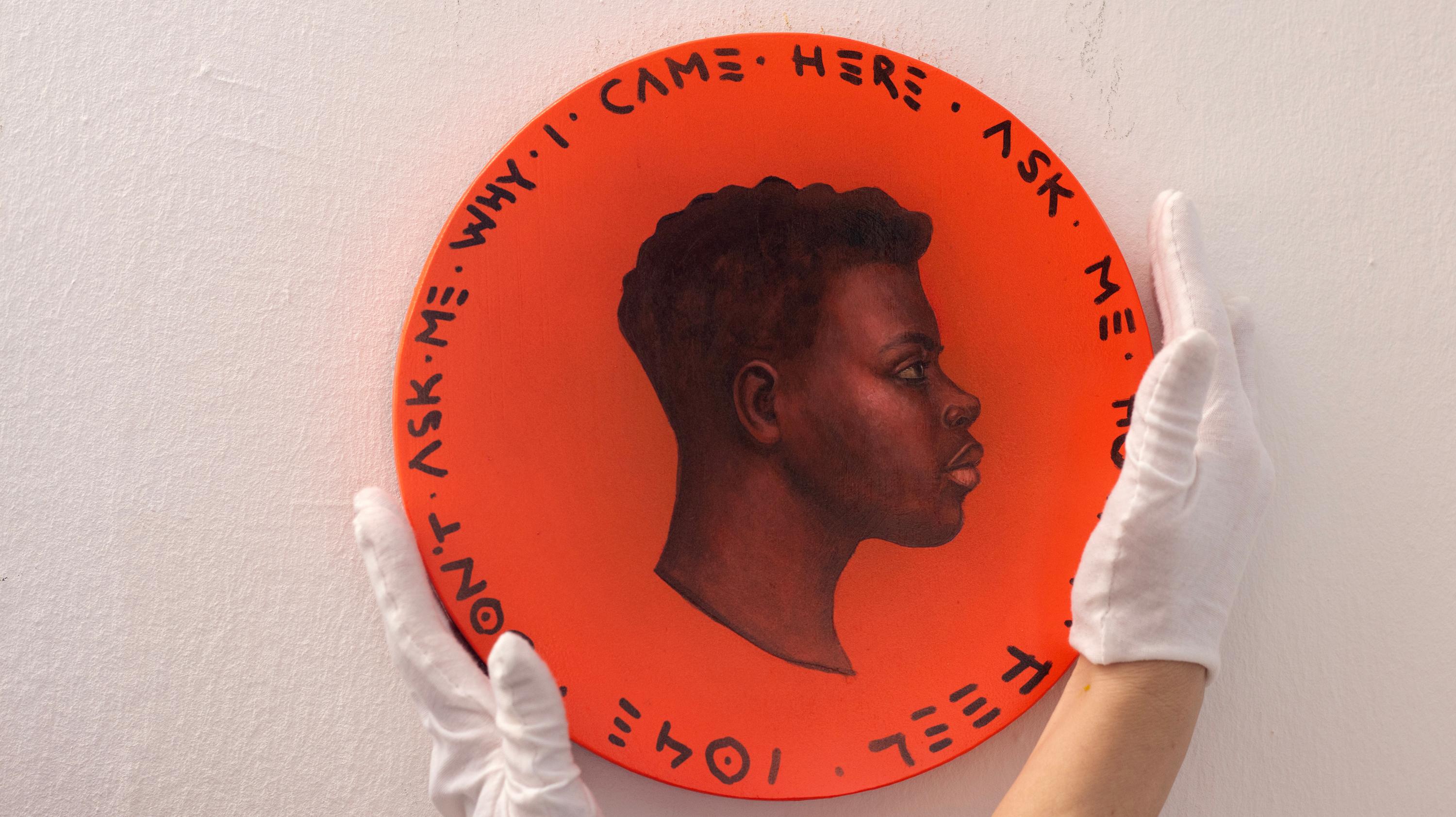 Buntes Gesichtsporträt auf einer Holzmünze. Schwarze Frau auf Orange „Currency #197“ – Painting von Natasha Lelenco