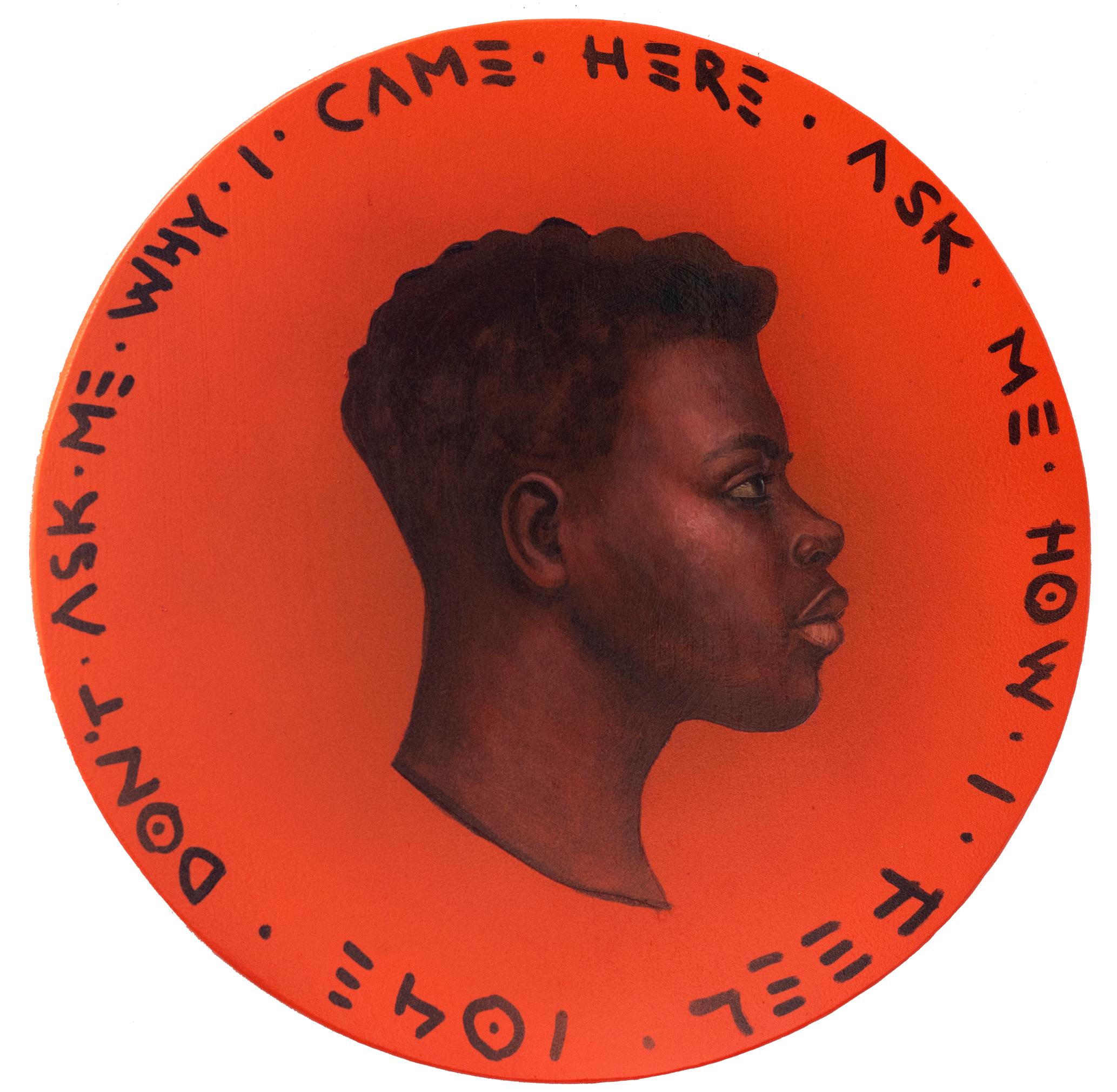 Buntes Gesichtsporträt auf einer Holzmünze. Schwarze Frau auf Orange „Currency #197“