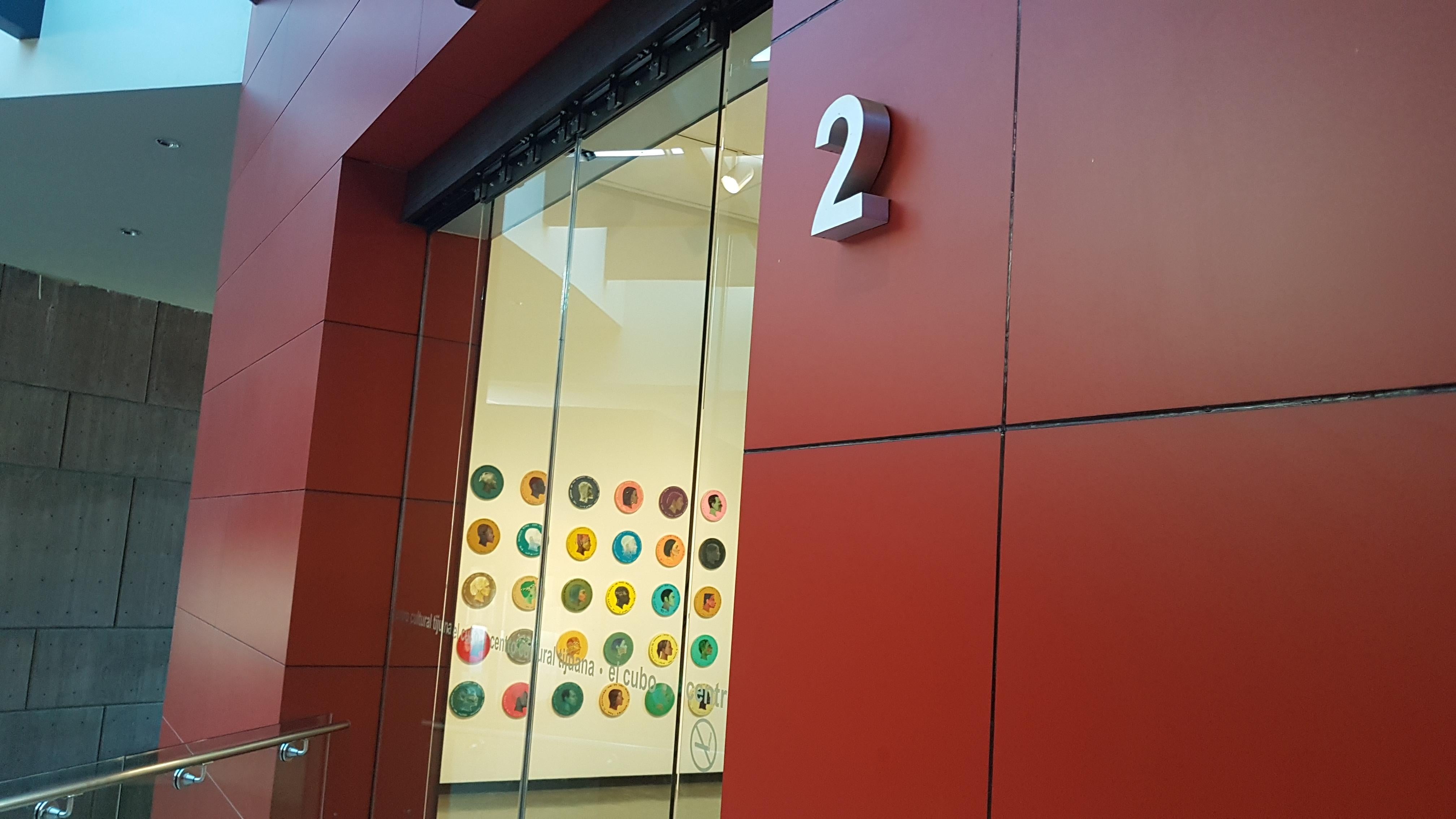 Connessione e appartenenza: Ritratto Latino su Wood circolare - 'Valuta #217' in vendita 2