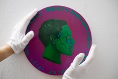 Ritratto verde distorto con iscrizione cancellata. "Valuta #230"