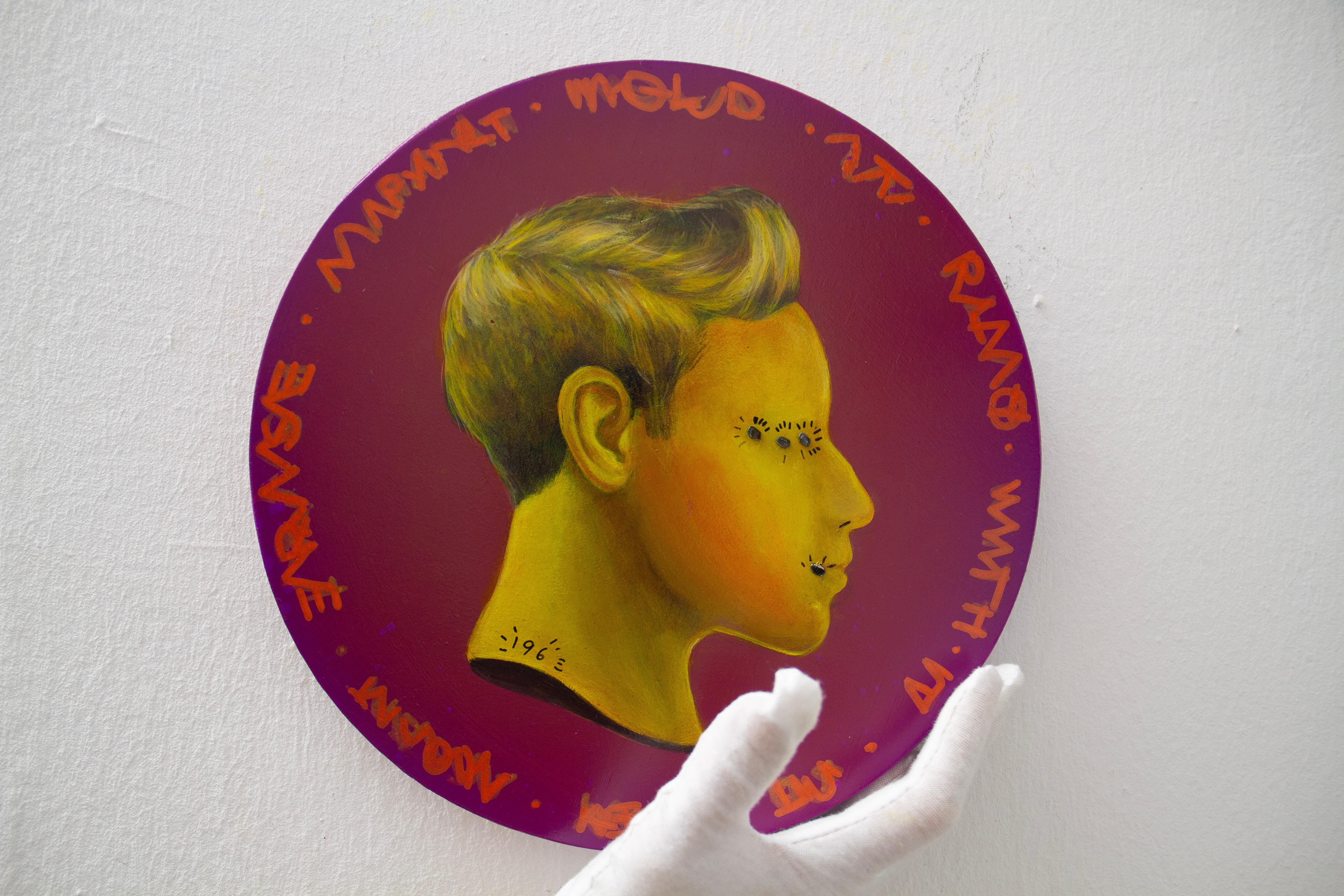 Ritratto queer con iscrizione illeggibile e sfondo viola. Valuta #231 - Painting Pop Art di Natasha Lelenco