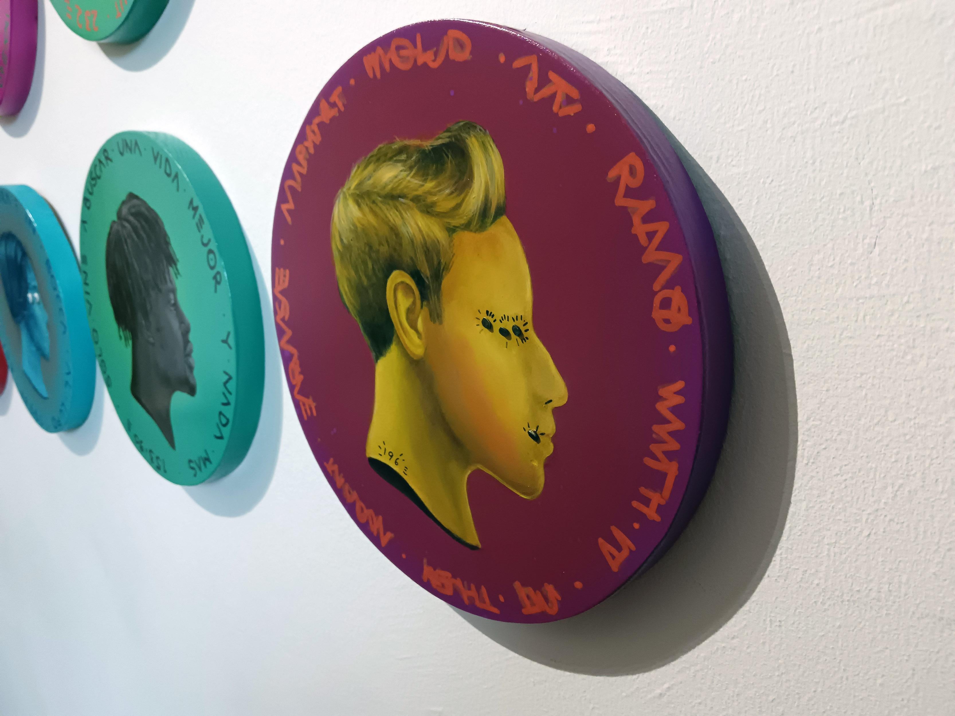 Ritratto queer con iscrizione illeggibile e sfondo viola. Valuta #231 - Figurative Painting Marrone di Natasha Lelenco