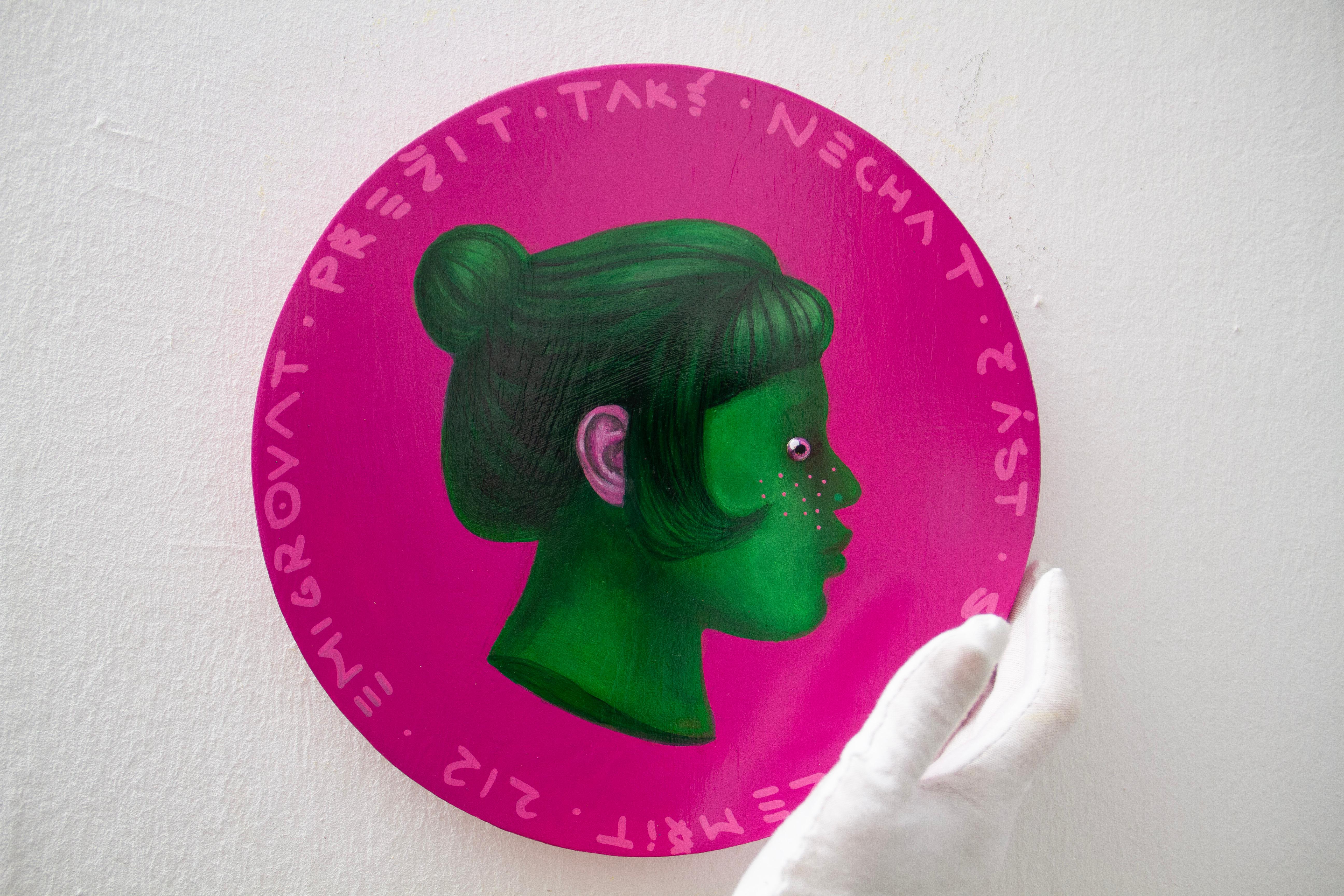 Retrato de emigrante de perfil surrealista contemporáneo sobre rosa. Checa. 