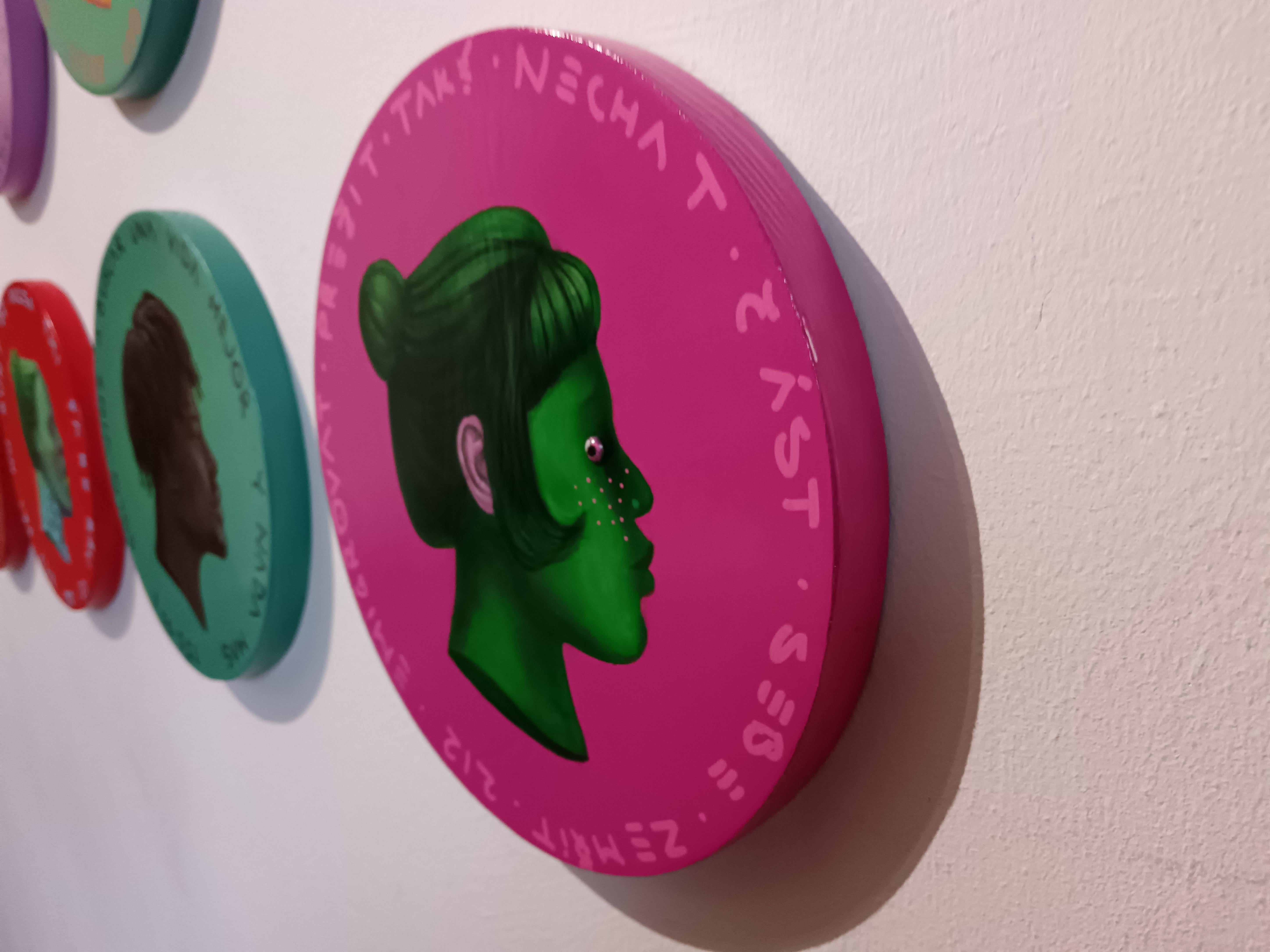Retrato de emigrante de perfil surrealista contemporáneo sobre rosa. Checa. 