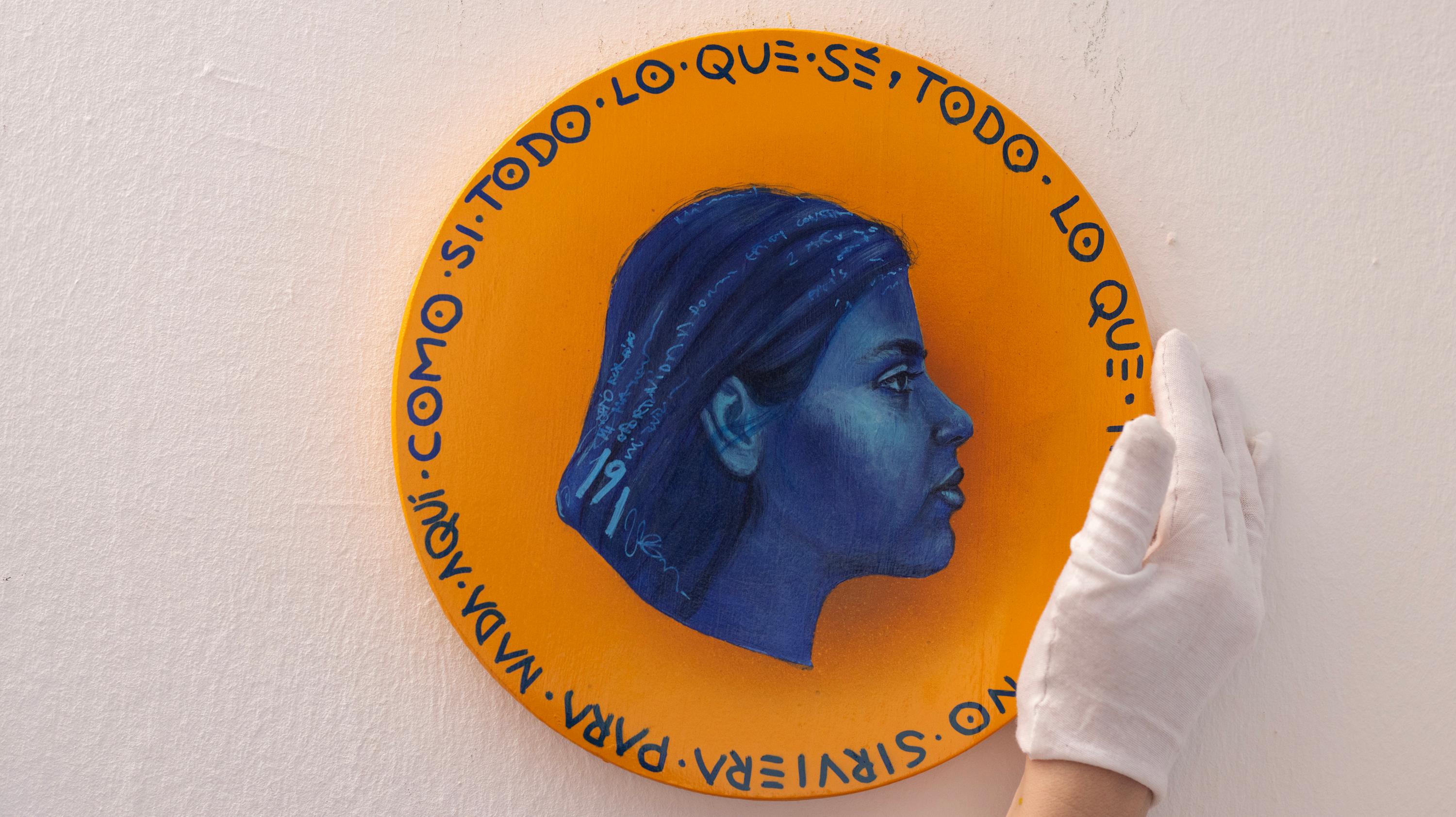 Contemporary Blue Female Portrait auf Holz. Orangefarbene Münze. 