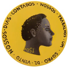 Portrait féminin contemporain en noir et blanc. Fond jaune  "Monnaie #139"