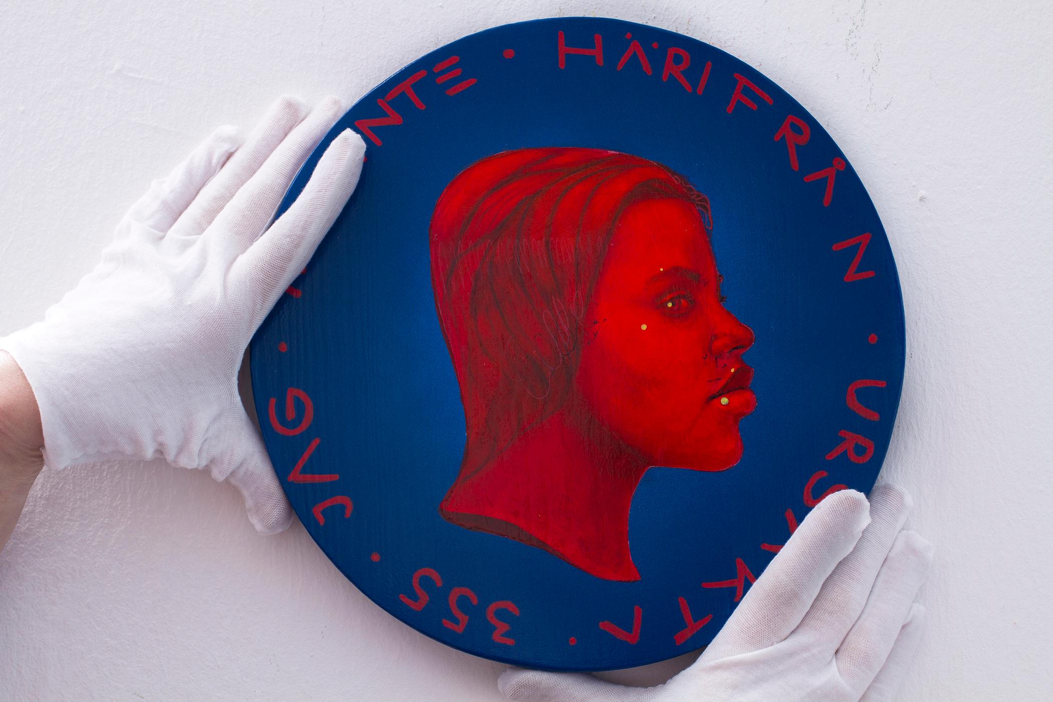 Portrait contemporain Pièce de monnaie en bois. Flueur rouge vibrante et bleue. 