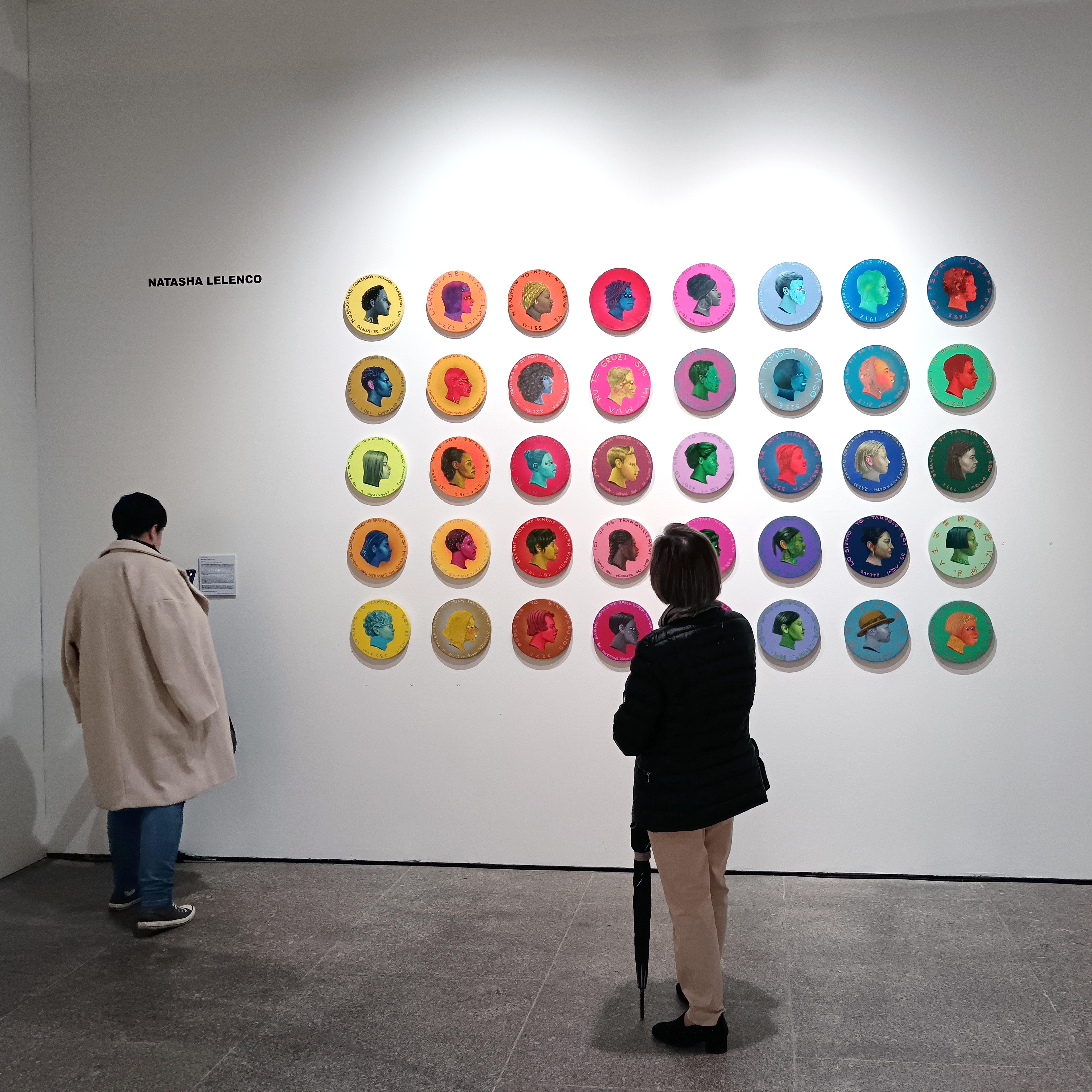 Moneda Contemporánea de Madera con Retrato e Inscripción Polaca - 