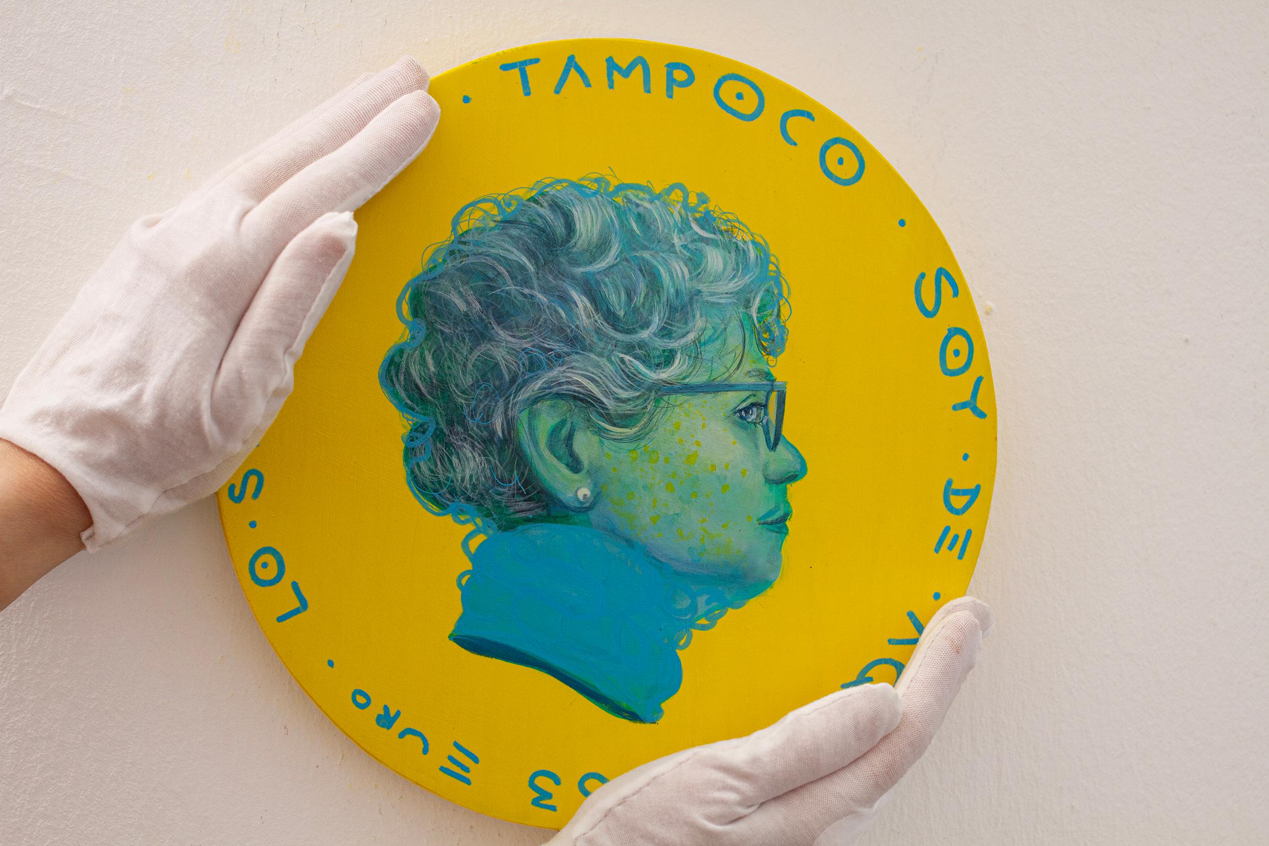 Retrato circular de técnica mixta sobre madera. Mujer. Fondo Amarillo, 