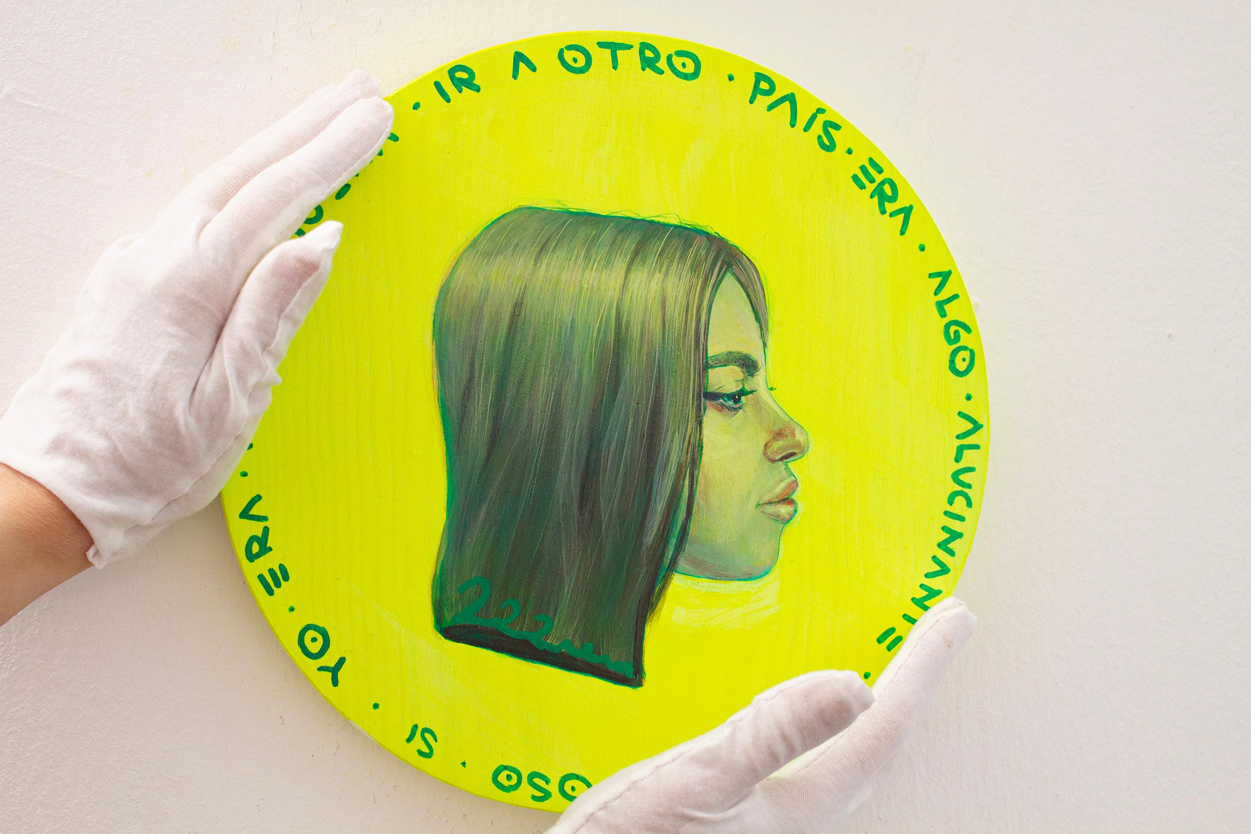 Retrato Circular Único de una Niña Migrante sobre Panel de Madera Amarillo - 