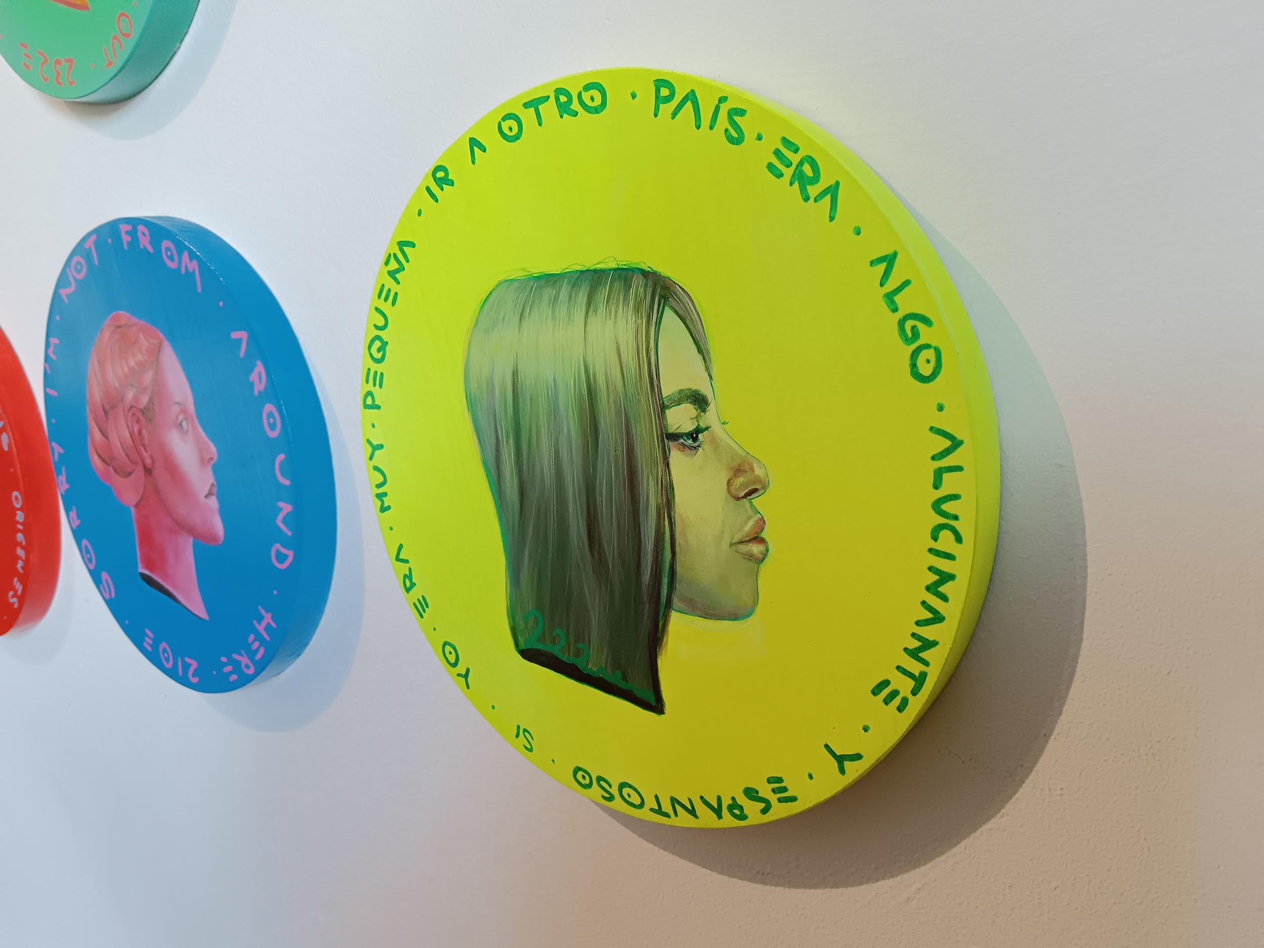 Retrato Circular Único de una Niña Migrante sobre Panel de Madera Amarillo - 