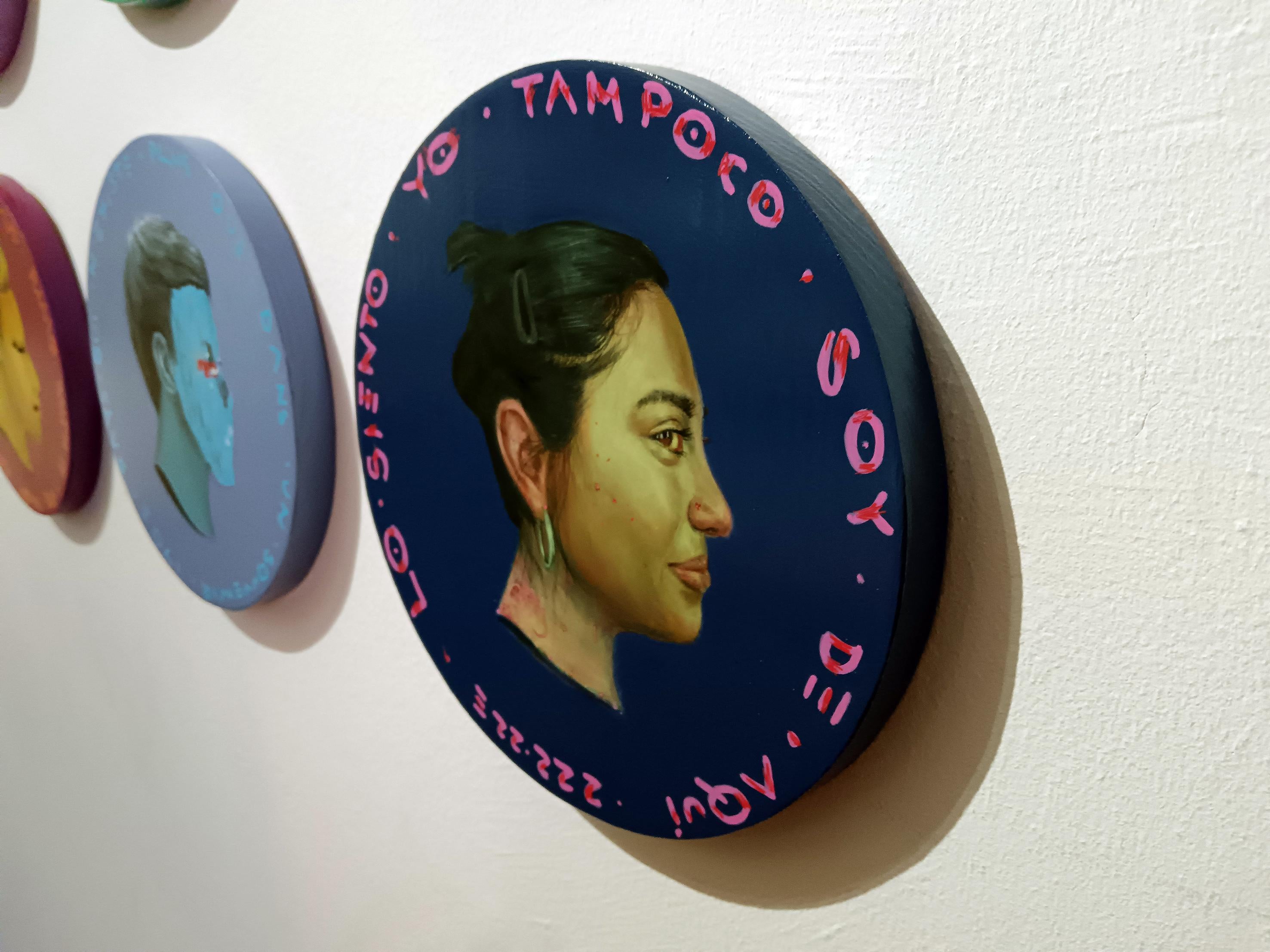 Ritratto originale della serie Currencies di Natasha Lelenco, dipinto in acrilico su un taglio circolare di legno di pino trattato (26 cm di diametro, 2 cm di spessore). Un profilo femminile appare su uno sfondo blu intenso, con uno sguardo sicuro e