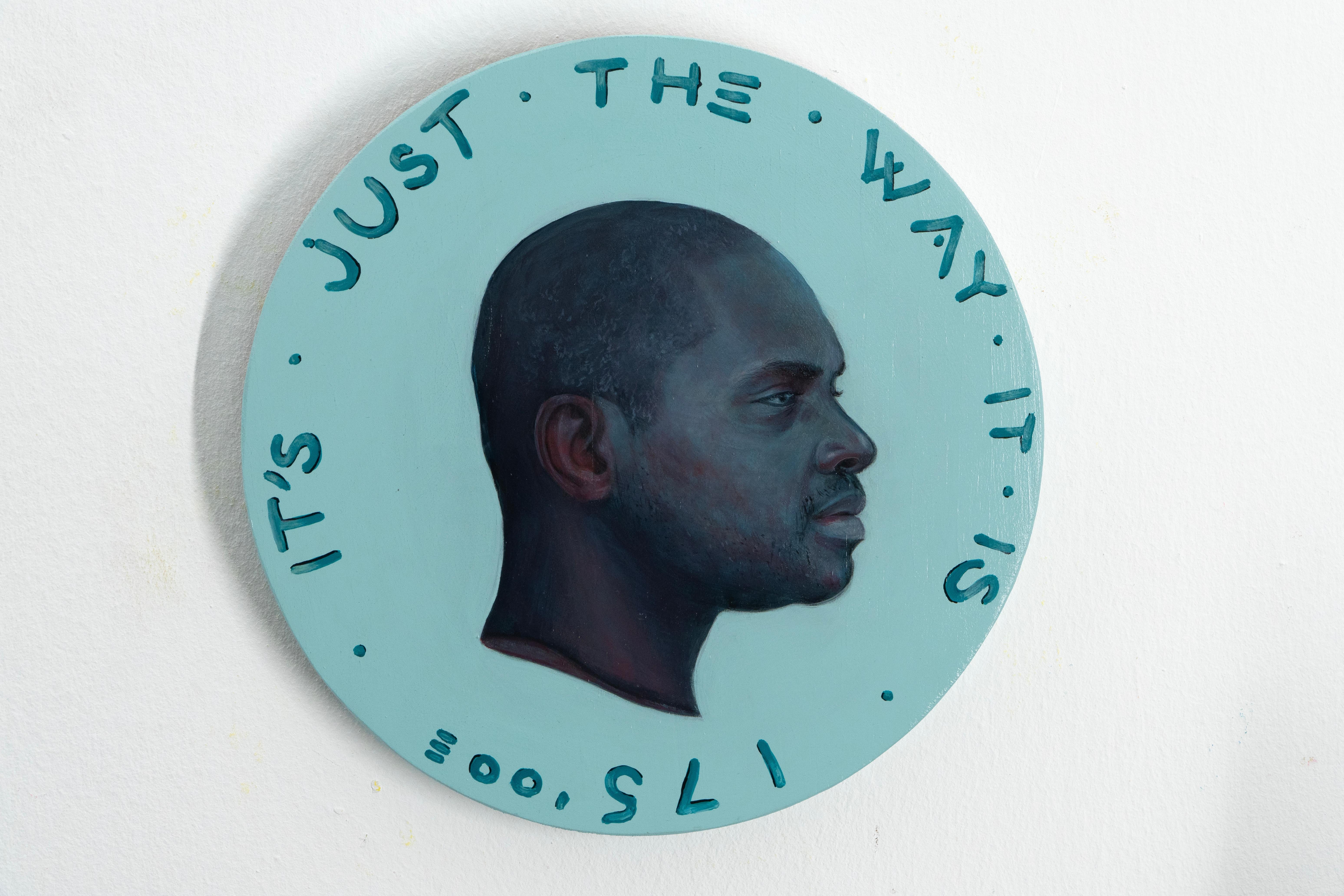 Ritratto circolare BIPOC dipinto in acrilico su Wood. Questo pezzo esplora l'emarginazione strutturale, l'identità e la politica della rassegnazione nella società contemporanea.

Currency #264 di Natasha Lelenco presenta il profilo di una figura