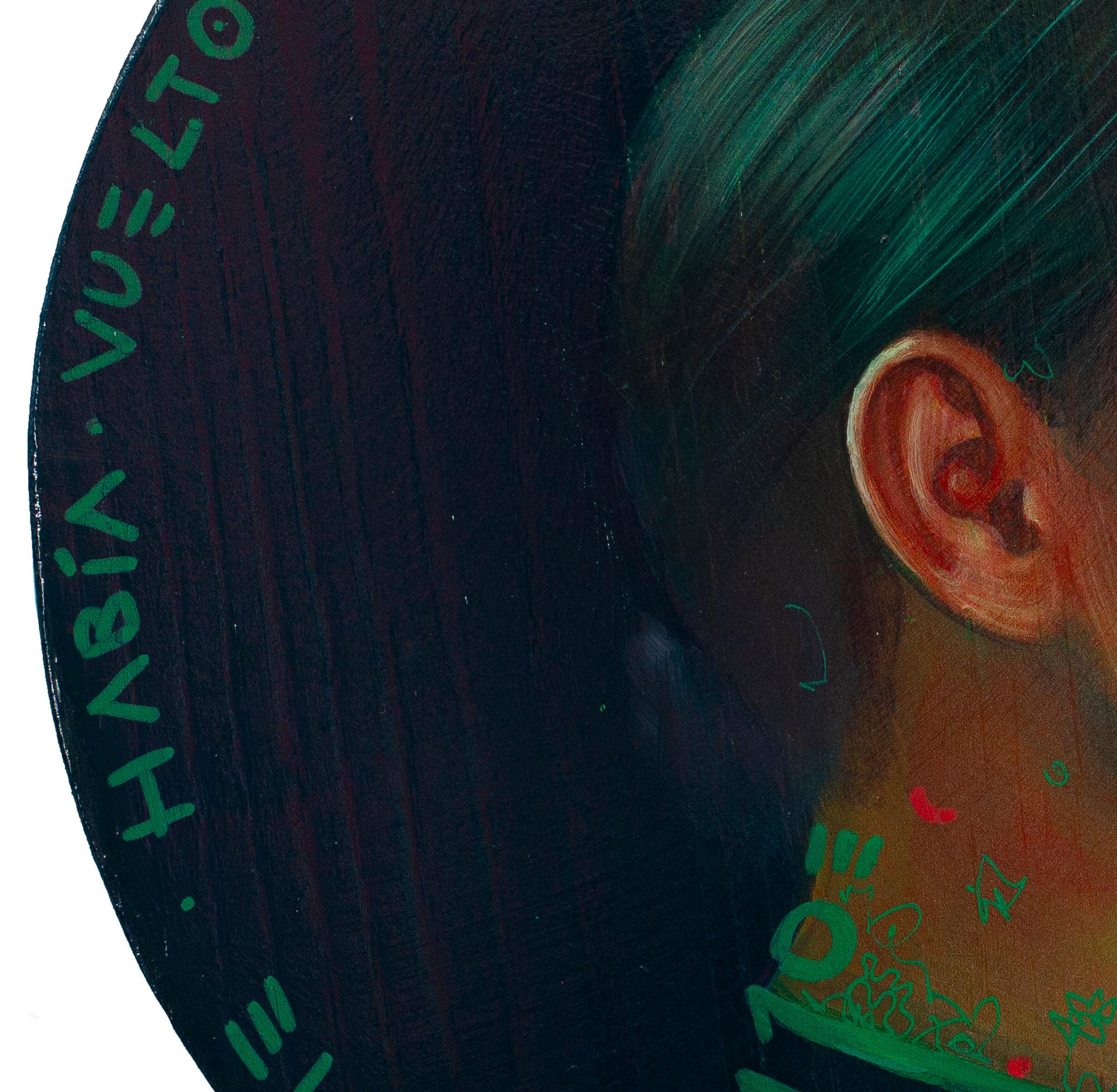 Moneda 255 forma parte de la serie en curso Monedas de Natasha Lelenco, un proyecto de retratos conceptuales que explora la identidad, la migración y el valor simbólico. Pintada en acrílico sobre un panel circular artesanal de madera de pino, la