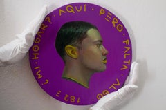 Moneda Contemporánea Retrato de Hombre Morado y Amarillo sobre Madera. Moneda nº 253