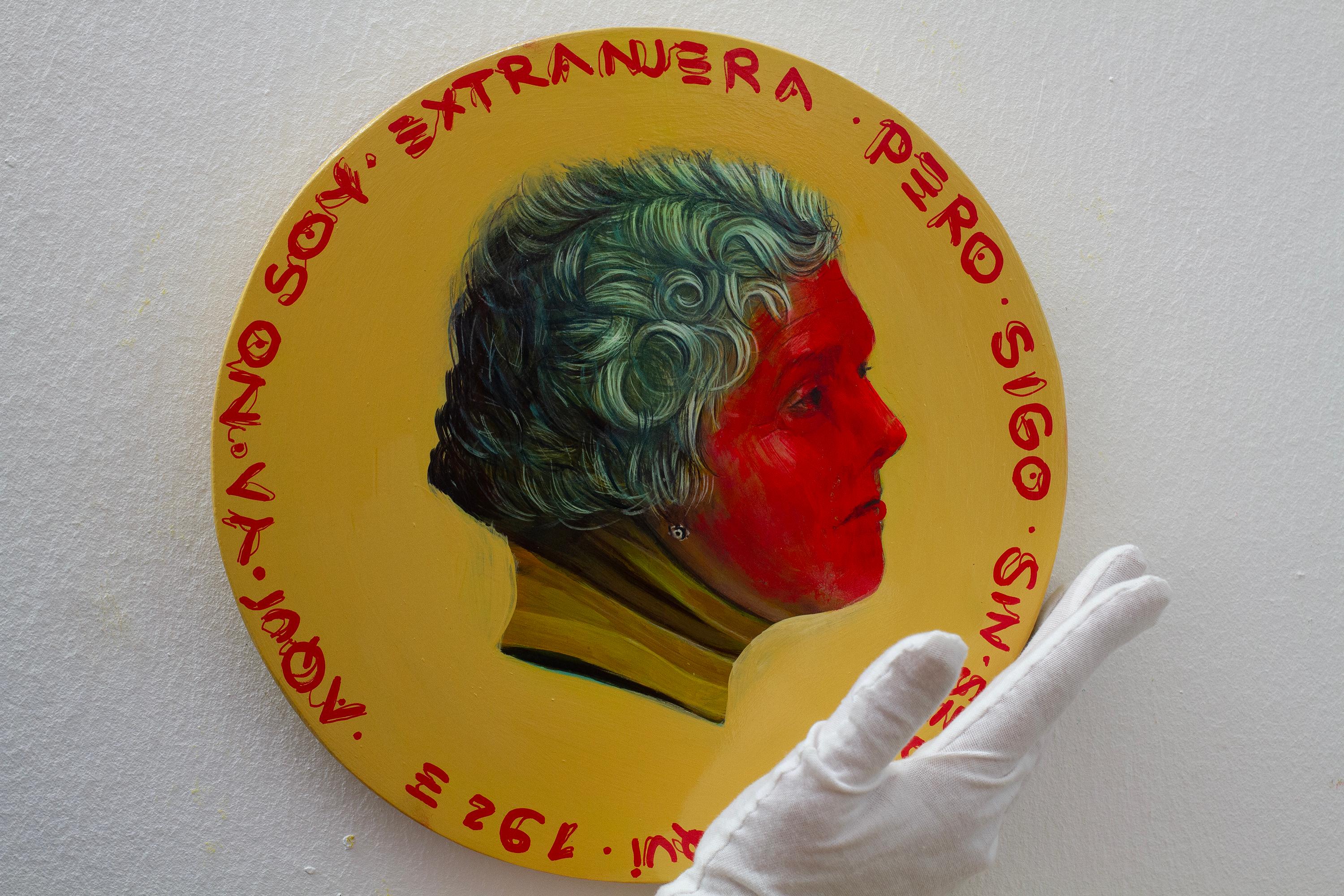 : ältere weiblichewandererwandererwanderer Porträt auf Münze mit spanischer Inschrift. Ocker und Rot – Painting von Natasha Lelenco