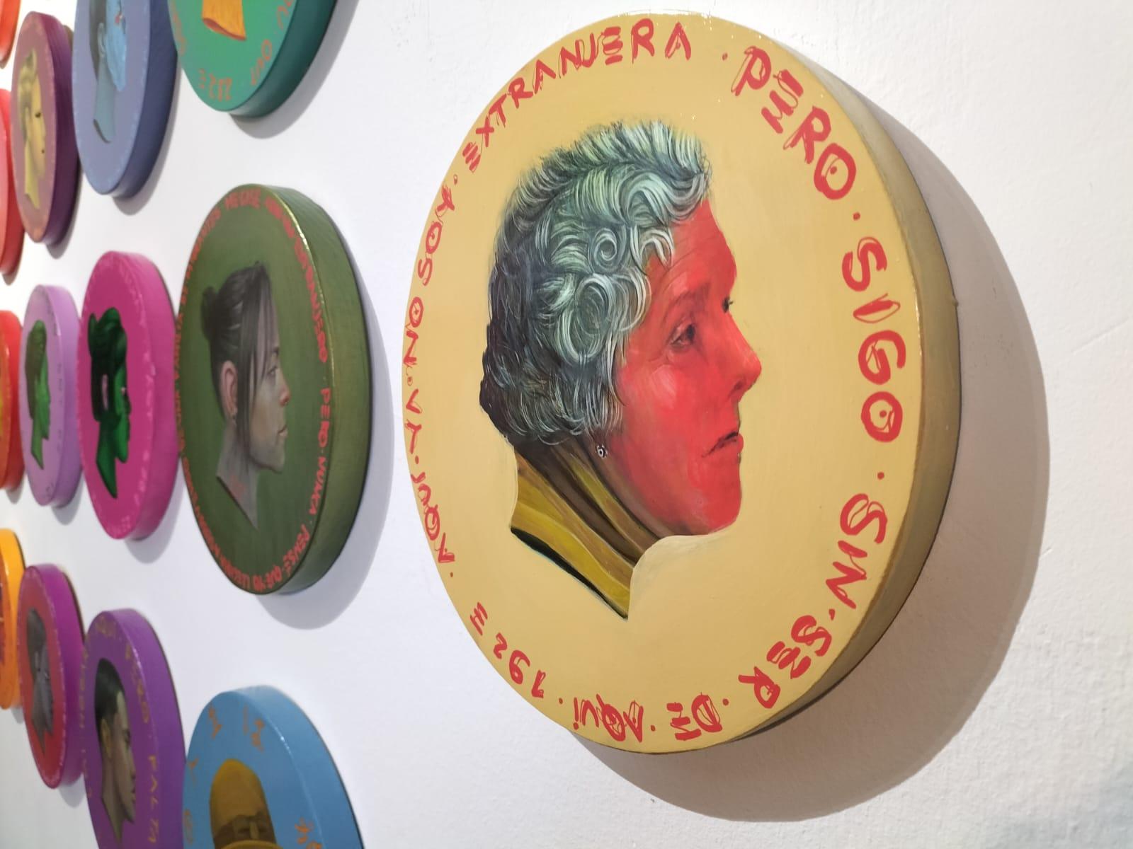 : ältere weiblichewandererwandererwanderer Porträt auf Münze mit spanischer Inschrift. Ocker und Rot (Zeitgenössisch), Painting, von Natasha Lelenco
