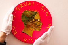 Valuta #165. Ritratto astratto con estetica urbana su sfondo rosa