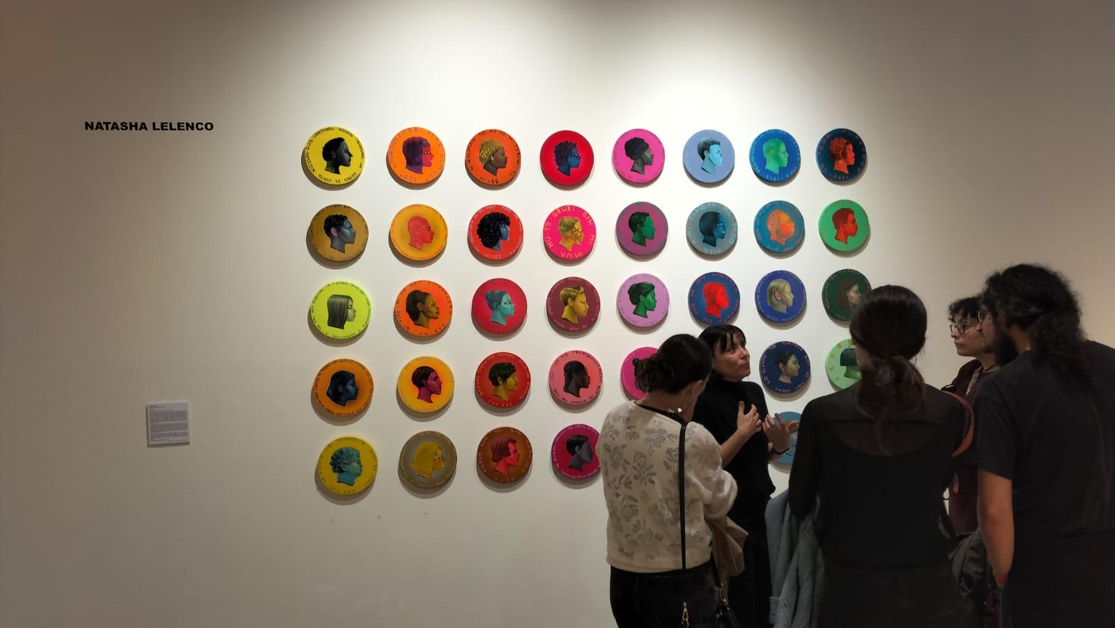 Ritratto concettuale fluorescente su Wood con frasi in rumeno - 