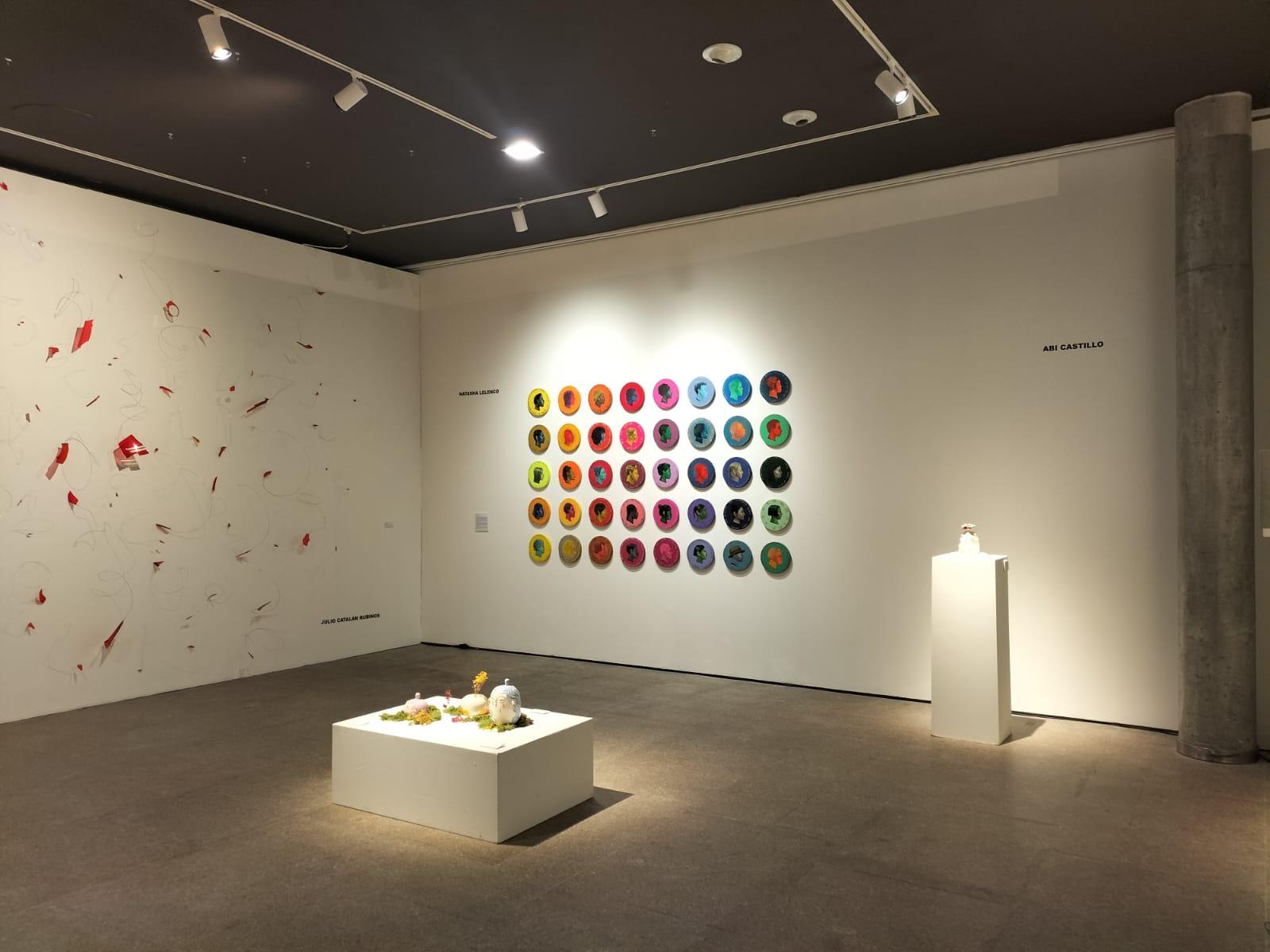 Questo ritratto unico di Natasha Lelenco appartiene alla serie Currencies, un progetto a lungo termine che esplora i temi dell'identità, della migrazione e dello spostamento attraverso formati simbolici simili a monete. Il pannello circolare (26 cm