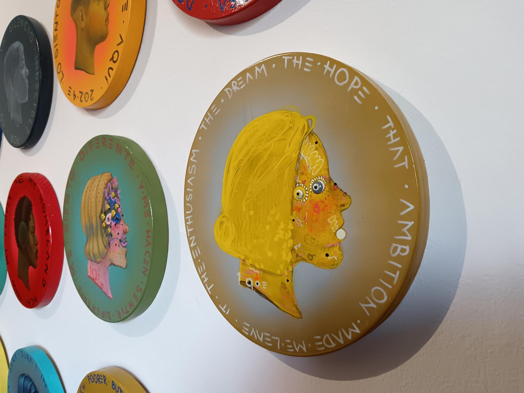 Surrealistisches Pop-Porträt einer Frau in einer Münze mit gelbem Gesicht. 