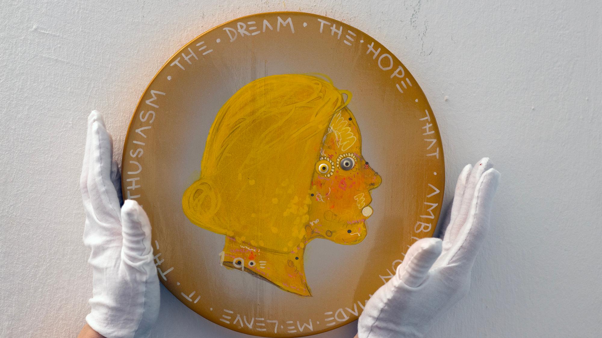 Surrealistisches Pop-Porträt einer Frau in einer Münze mit gelbem Gesicht. 