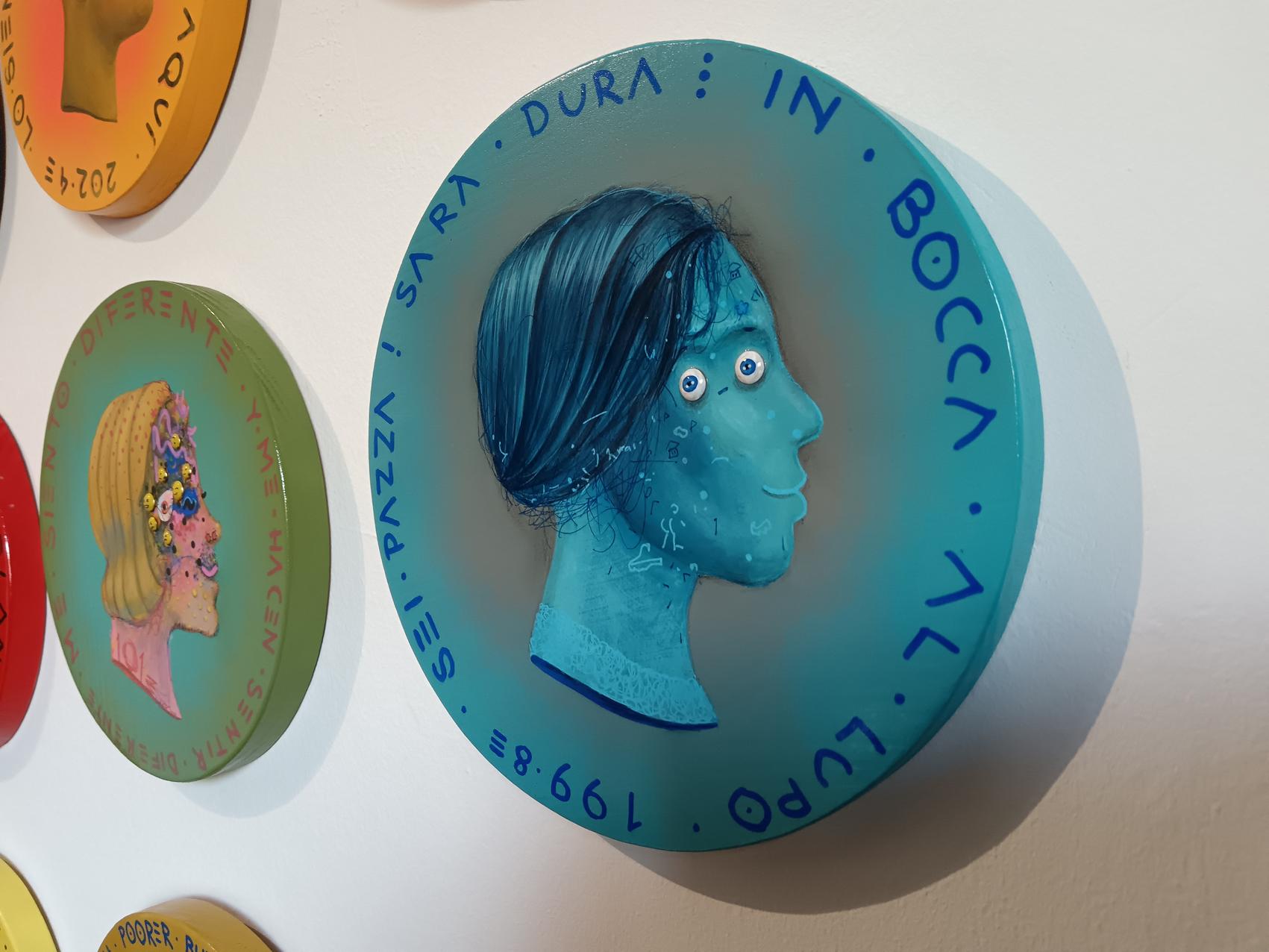Surrealistisches Pop-Porträt mit doppeltem Gesicht auf einer blauen Holzmünze.  