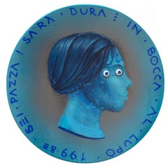 Vibrant Pop Surrealistisches Crazy Portrait auf einer blauen Holzmünze.  "Währung #195"