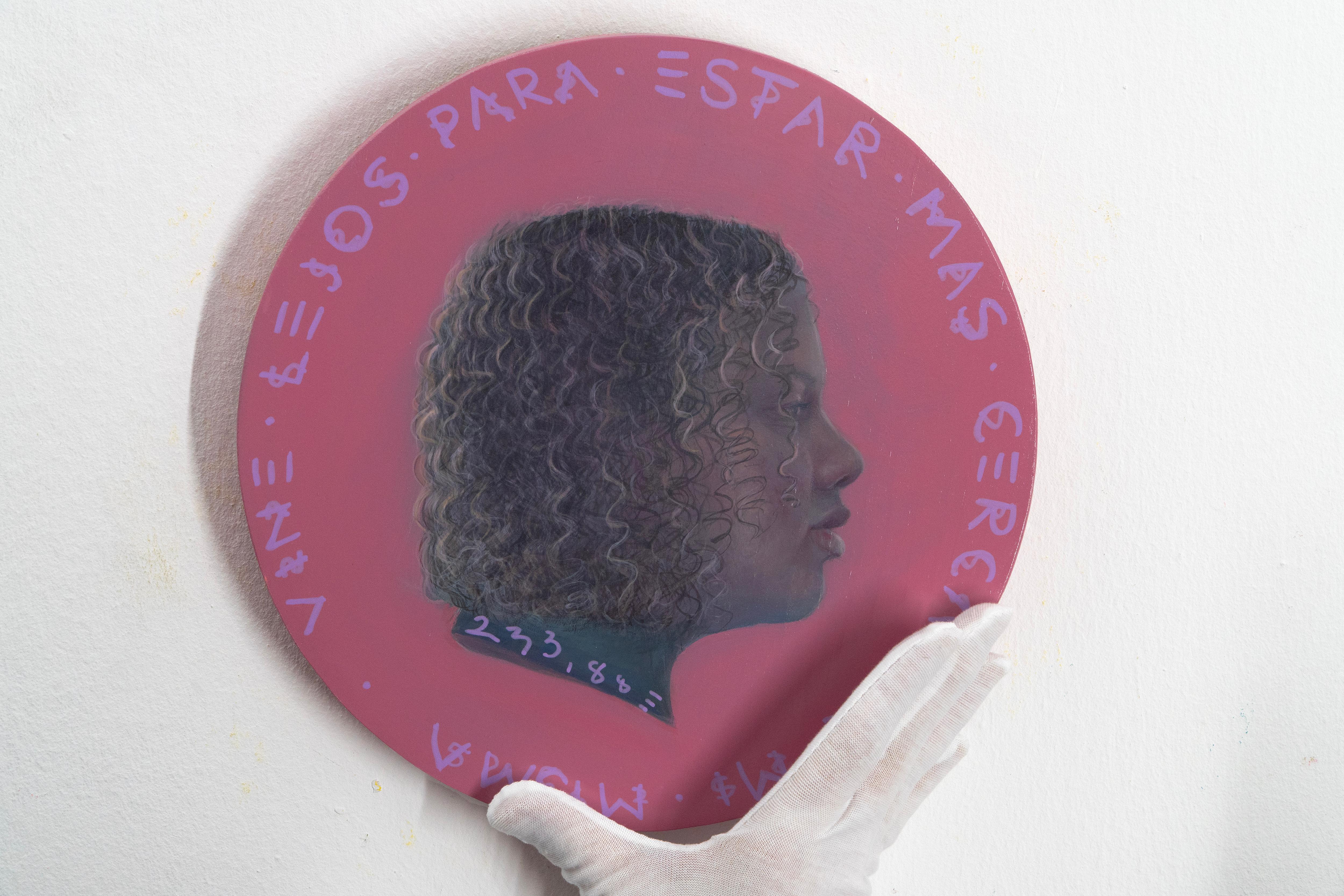 Acrílico sobre Madera Retrato de Migrante Marica sobre Fondo Malva. Divisa #263 en venta 3