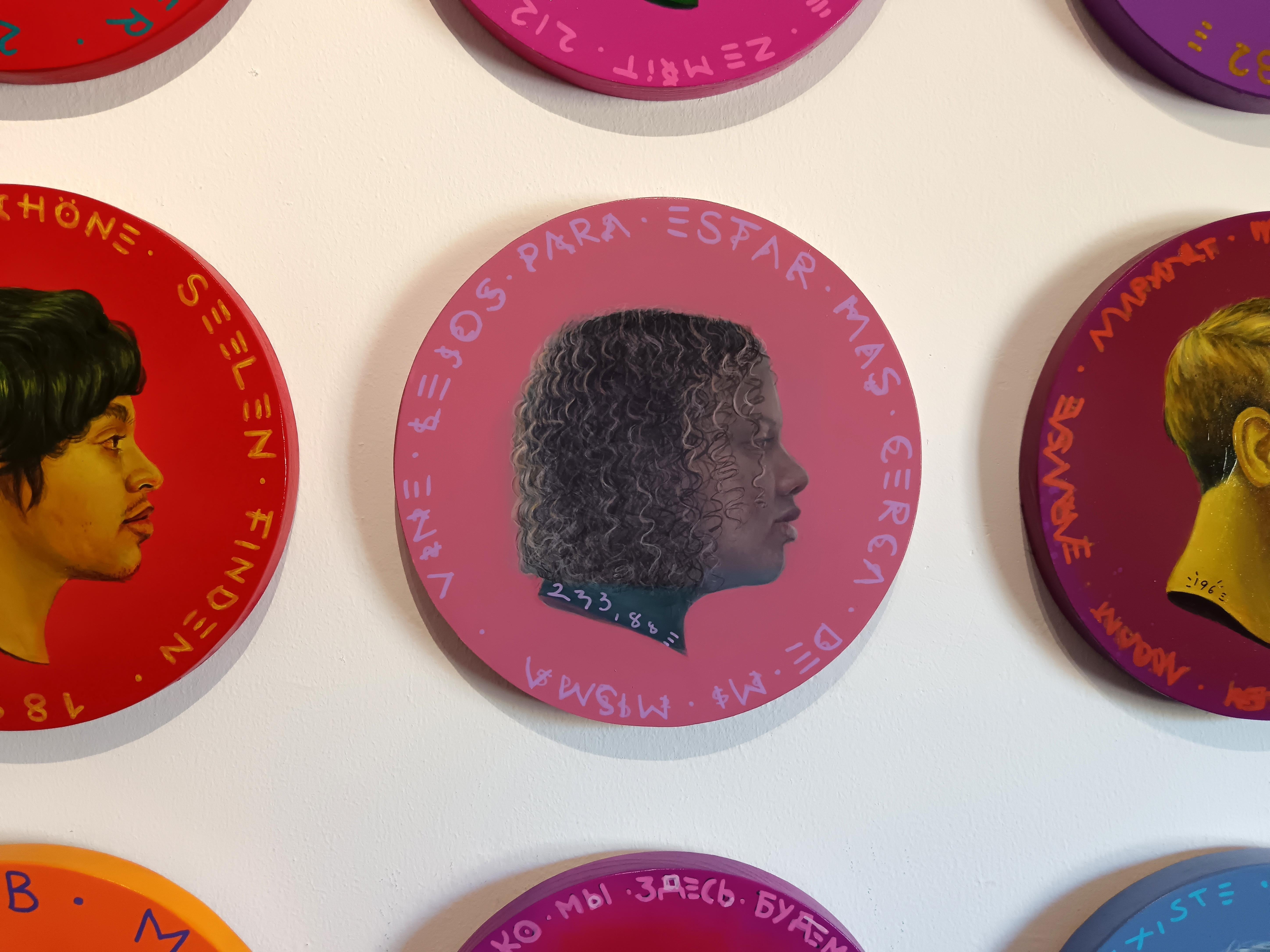 Acrílico sobre Madera Retrato de Migrante Marica sobre Fondo Malva. Divisa #263 en venta 5