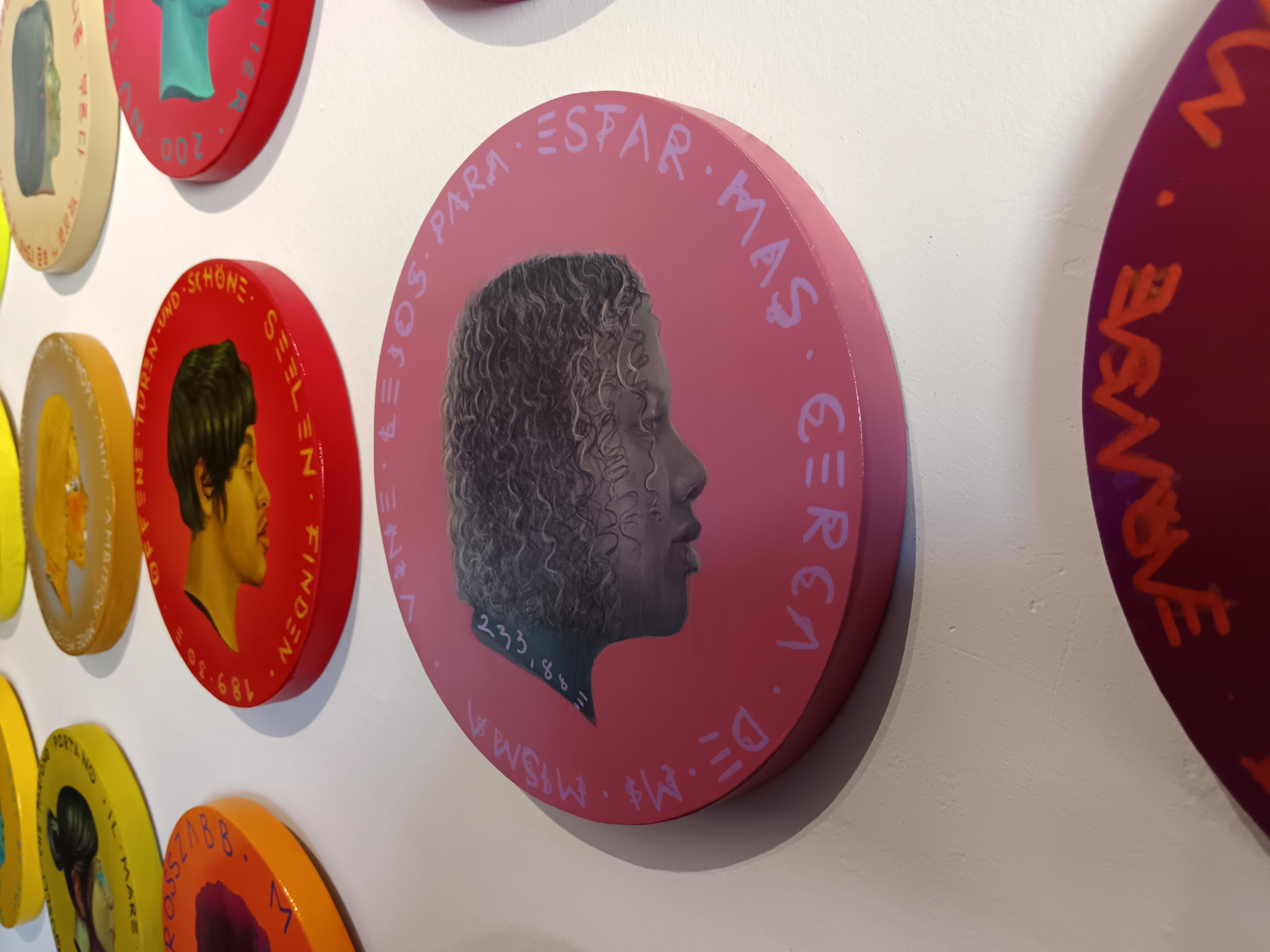 Acrílico sobre Madera Retrato de Migrante Marica sobre Fondo Malva. Divisa #263 en venta 6