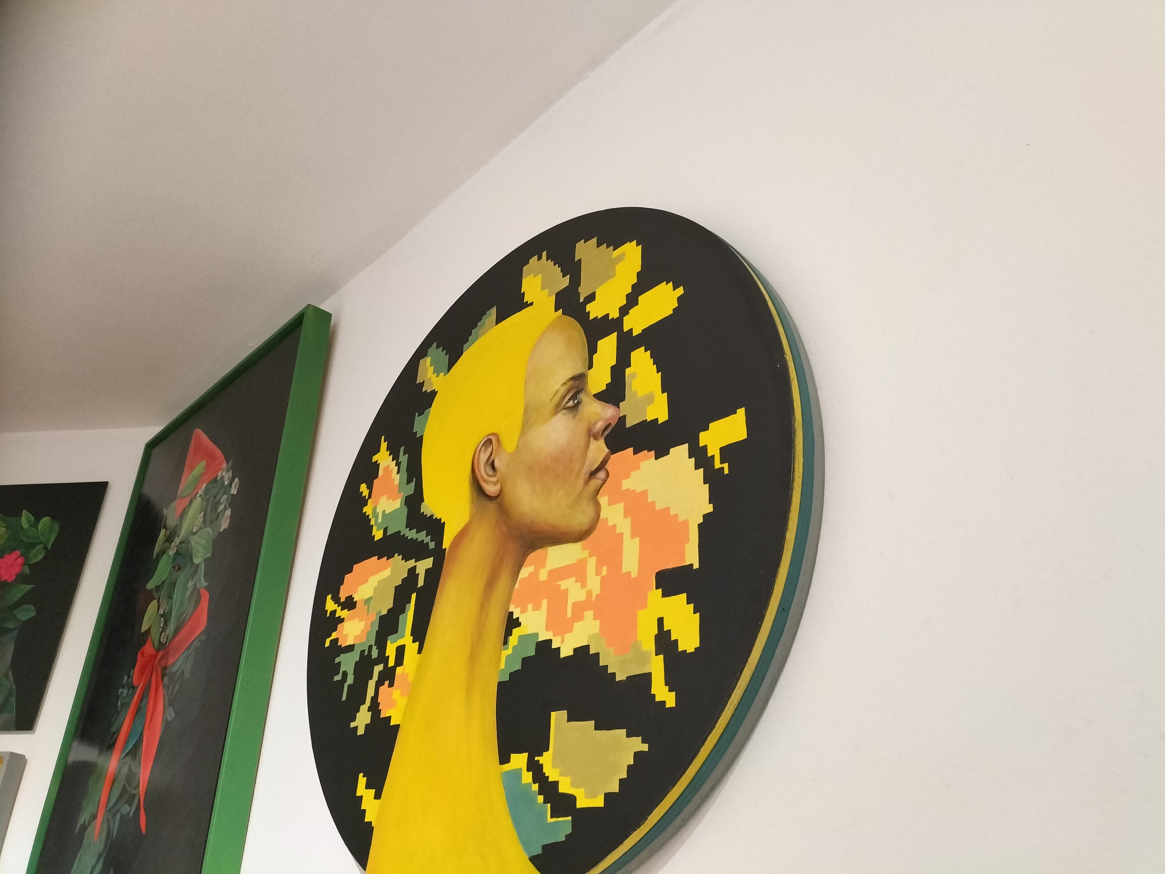 Perfil Femenino Tondo con Fondo Floral Píxel Amarillo. 
