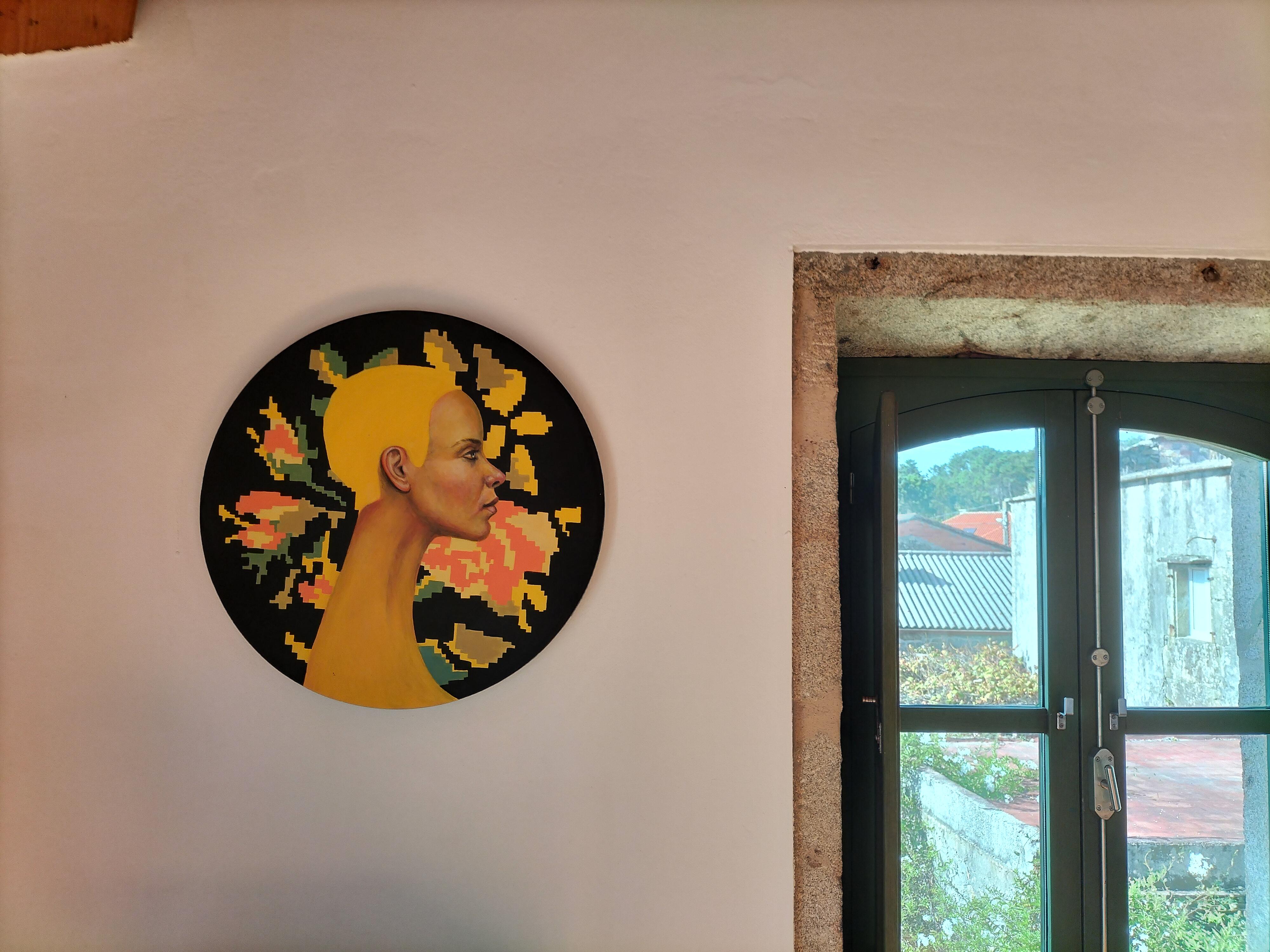 Portrait coloré sur un cercle de bois. Woman with Flowers Yellow, Currency n°4  en vente 1