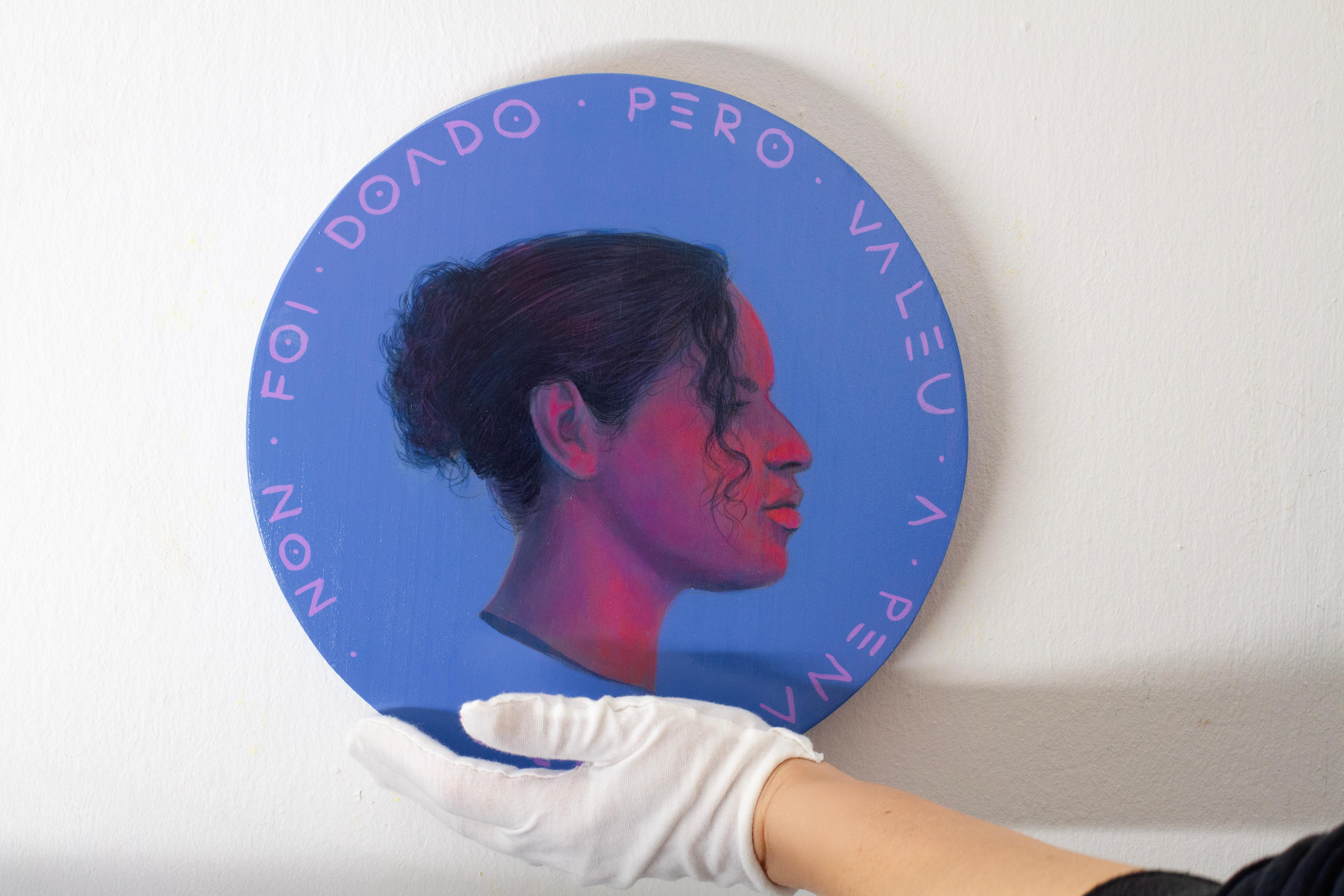 Zeitgenössisches rundes blaues Porträt mit rosa Text auf Kiefernholz. Währung #267 im Angebot 5