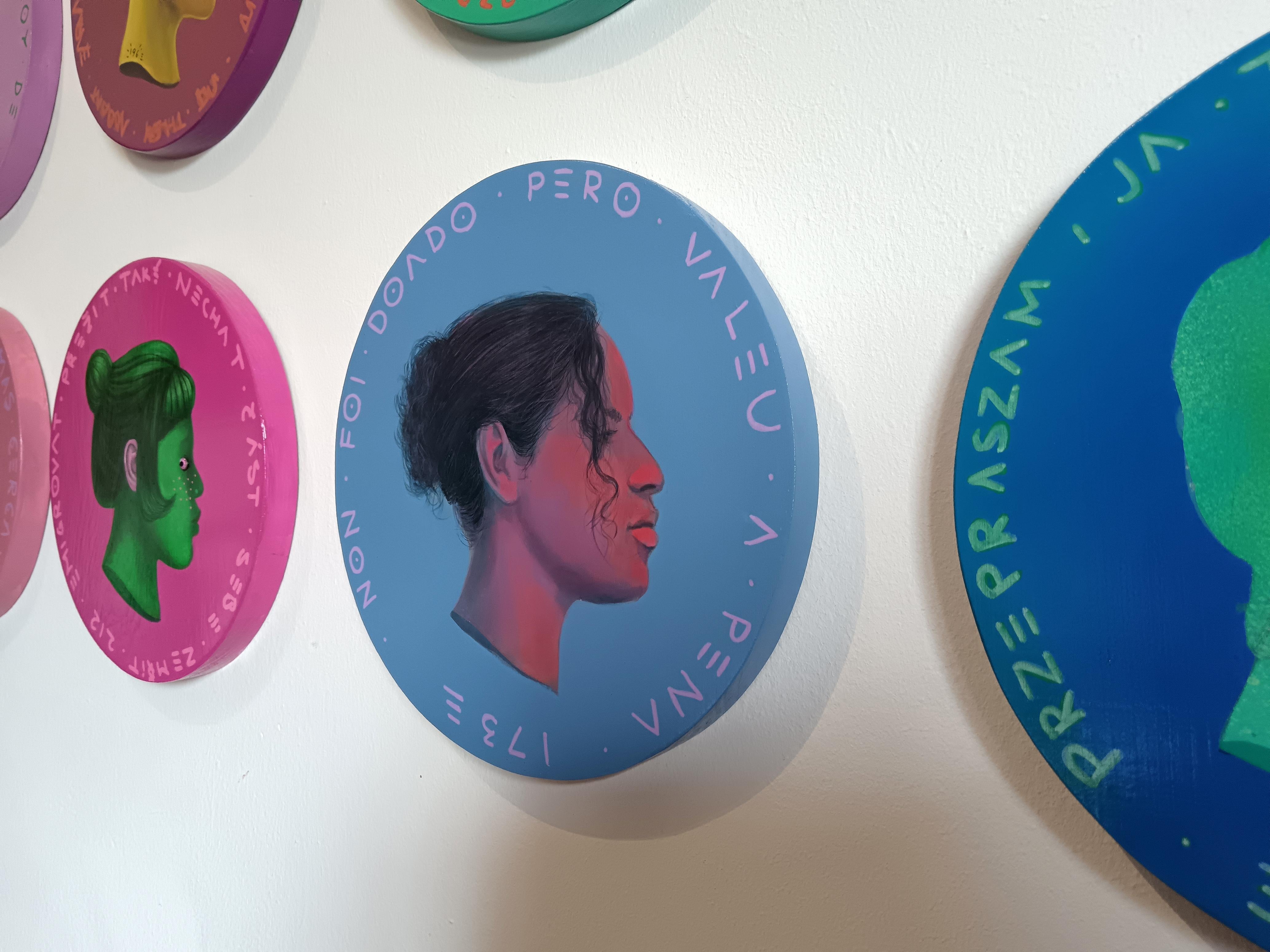Zeitgenössisches rundes blaues Porträt mit rosa Text auf Kiefernholz. Währung #267 im Angebot 6