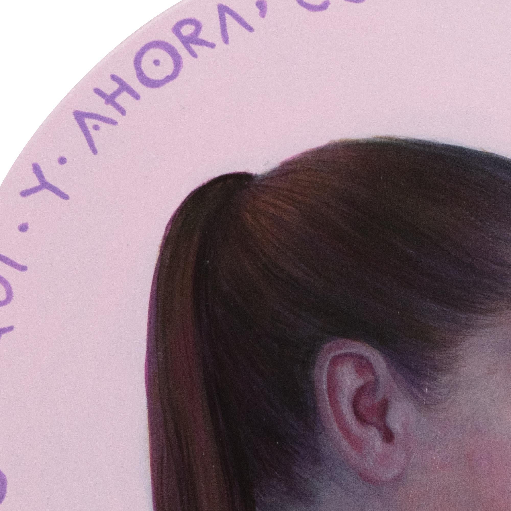 Ritratto circolare rosa vivo in acrilico su legno che esplora la resilienza, la migrazione e la memoria attraverso il realismo figurativo e l'iscrizione poetica.

Currency #262 fa parte della serie Currencies di Natasha Lelenco e si distingue per la