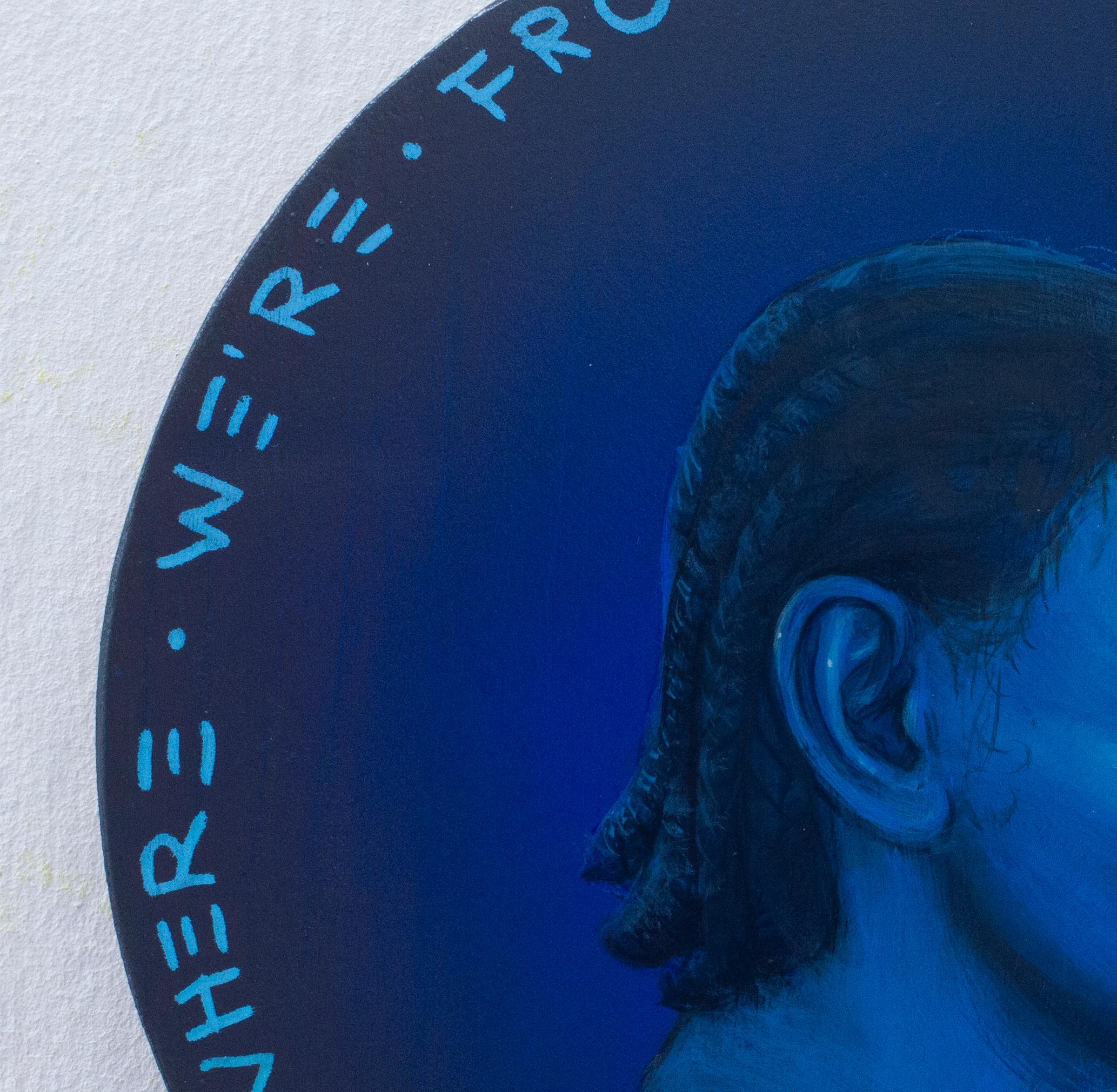 Currency 269 ist ein rundes Acrylgemälde aus Natasha Lelencos gefeierter Serie I Am Sorry I Am Not from Here, die zeitgenössische figurative Porträts, textbasierte Kunst und konzeptionelle Erzählungen miteinander verbindet. Ein einfarbig blaues