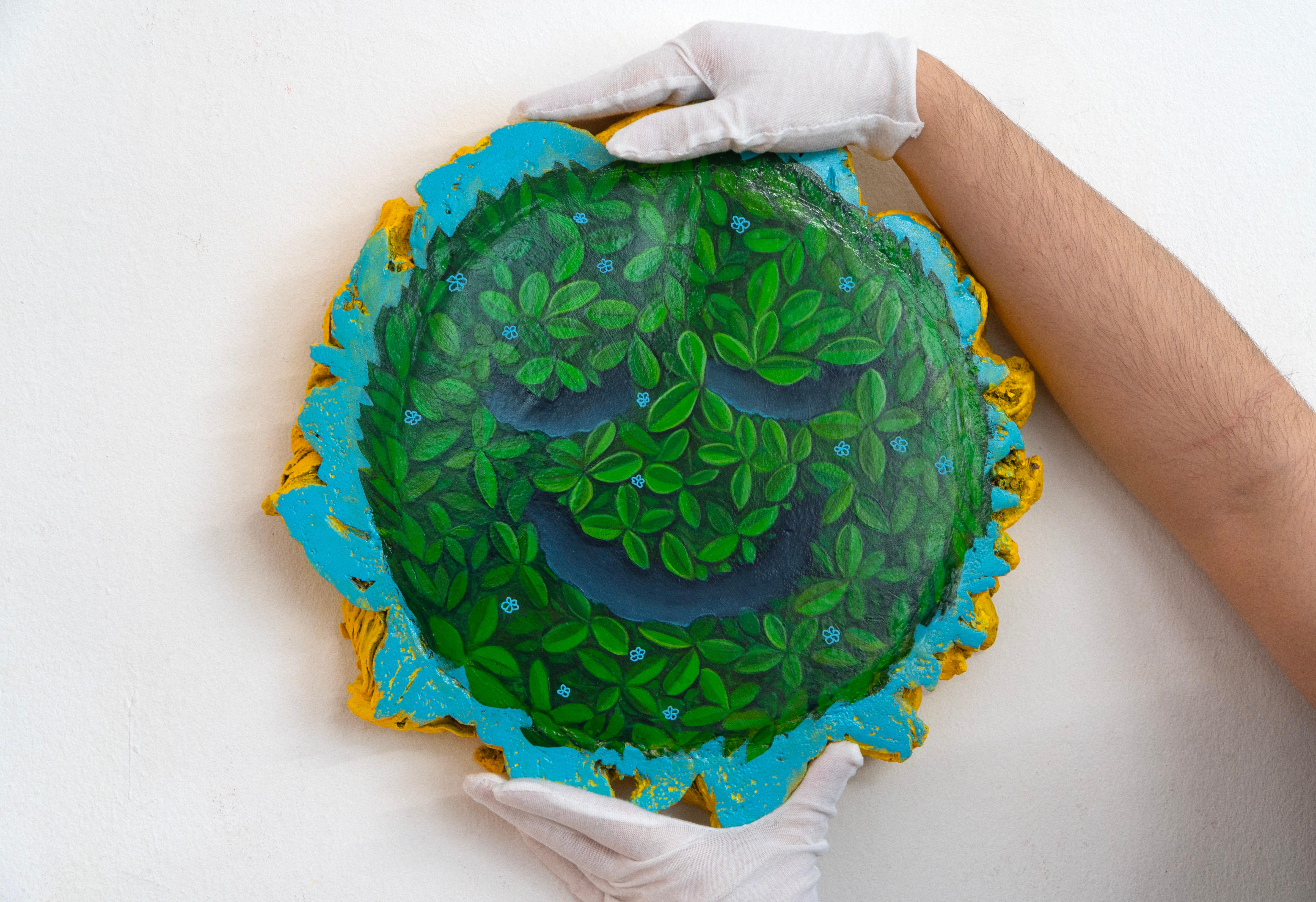 Biofilia Verde. Pintura escultórica sobre corcho natural Tondo. Arte de Emoticonos de Hoja en venta 1