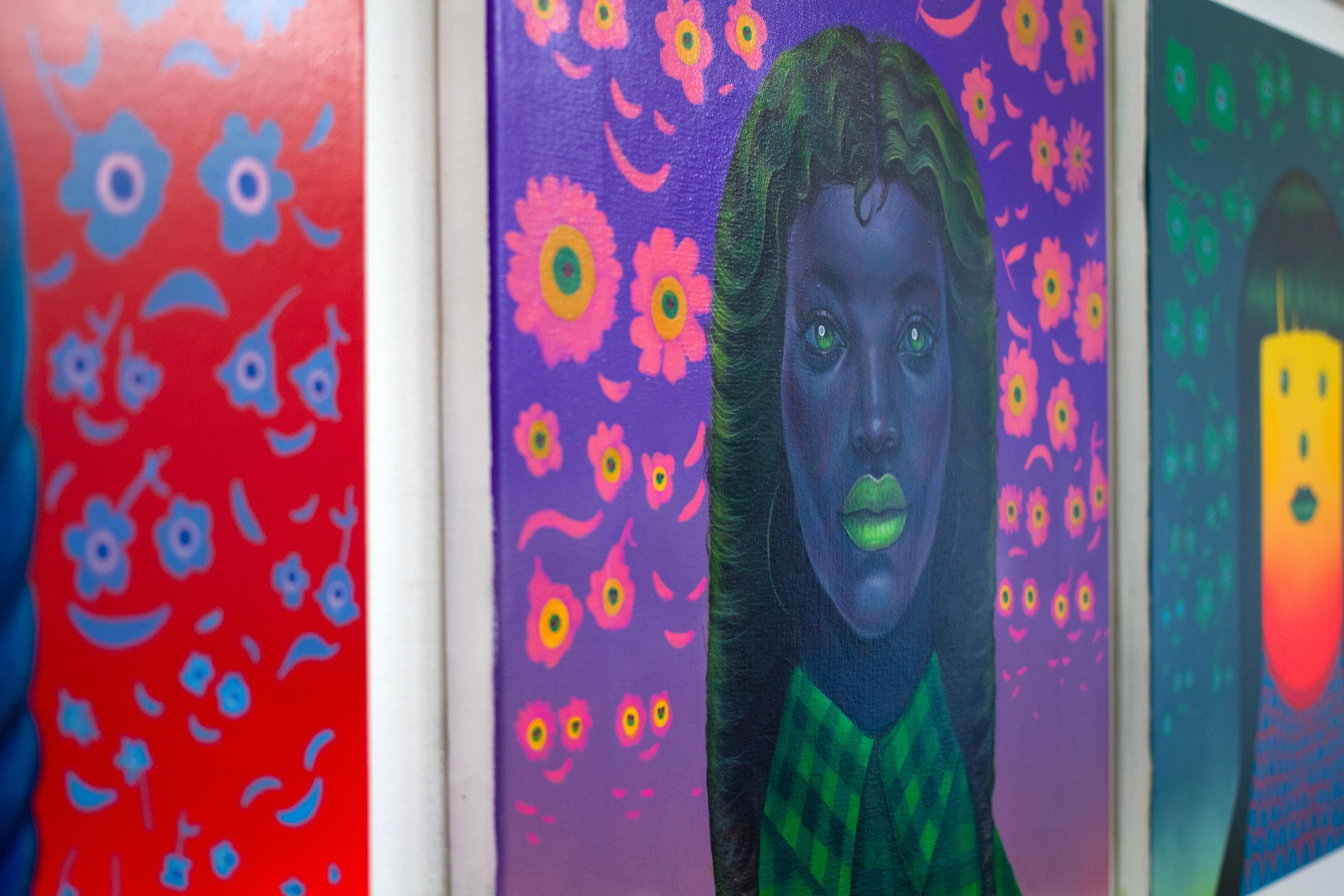 Florales, figuratives, surreales Porträt in lebhaftem Acryl mit Emoji-Motiven im Angebot 3