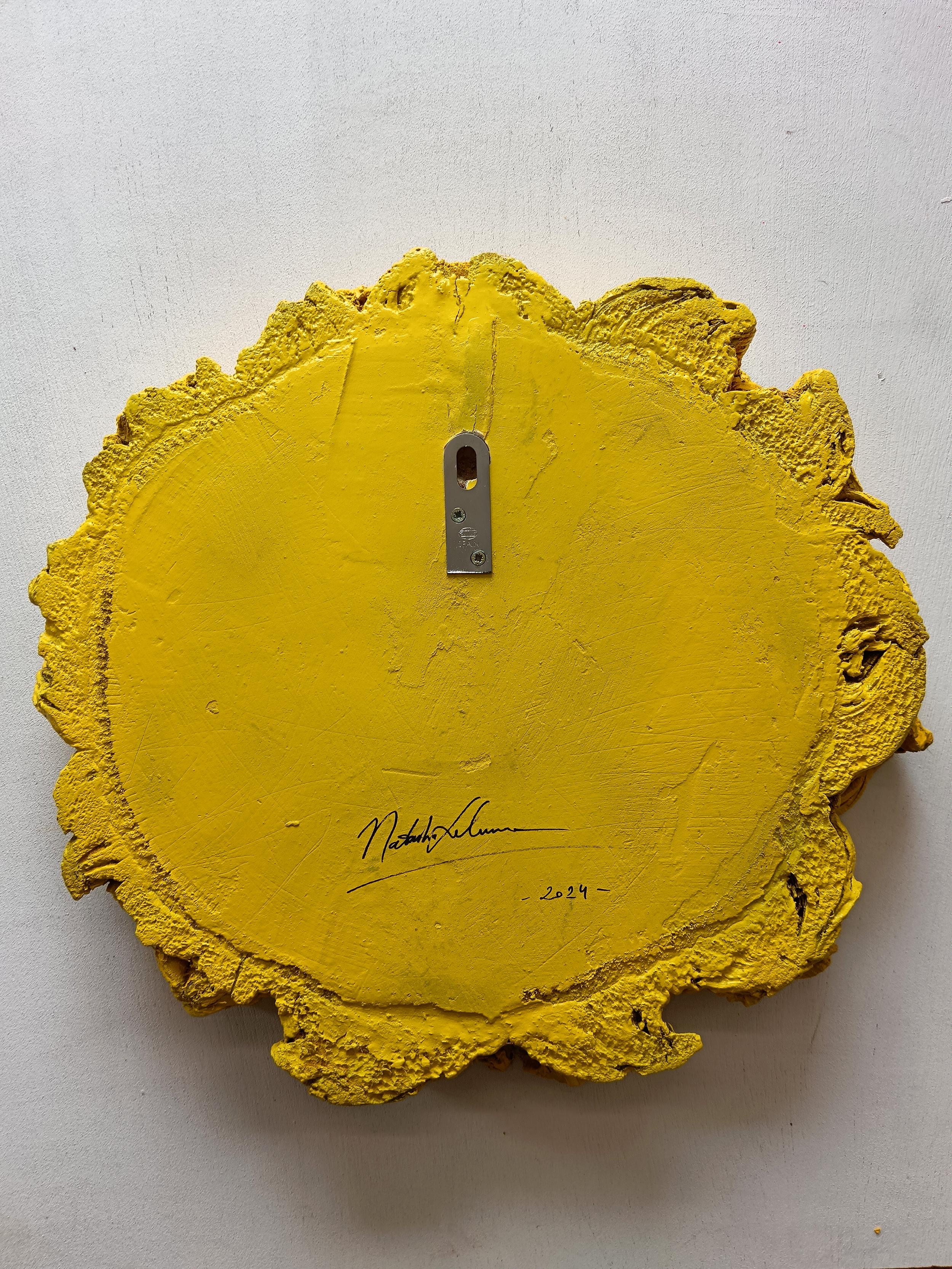 Esta pieza escultórica de pared, elaborada con madera de alcornoque recuperada y pintada a mano con acrílico, presenta una vibrante composición de exuberante follaje verde que forma una cara sonriente. La estructura orgánica y los bordes irregulares