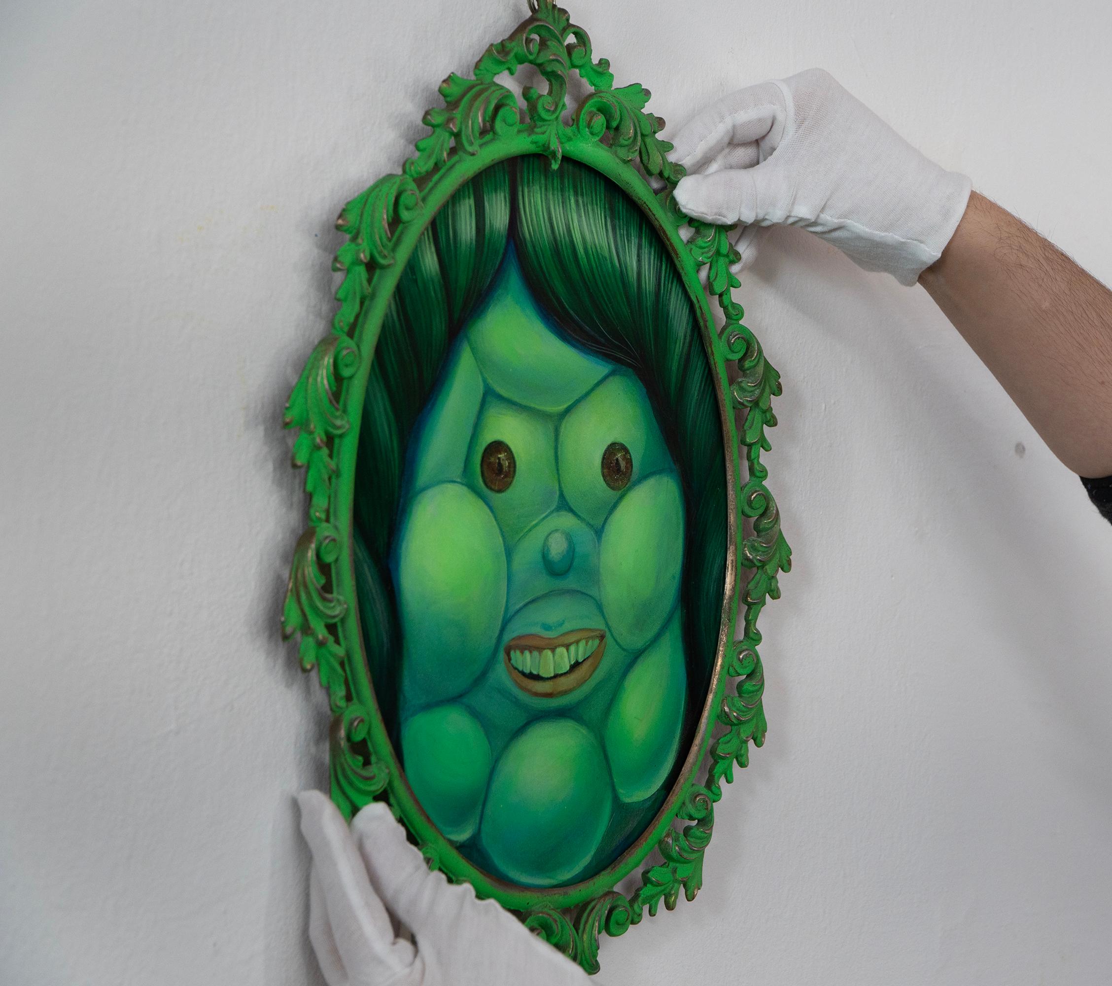 Ritratto con volto a bolla verde e cornice ornata - Cloni di antenati #16 Zia a bolla - Painting di Natasha Lelenco