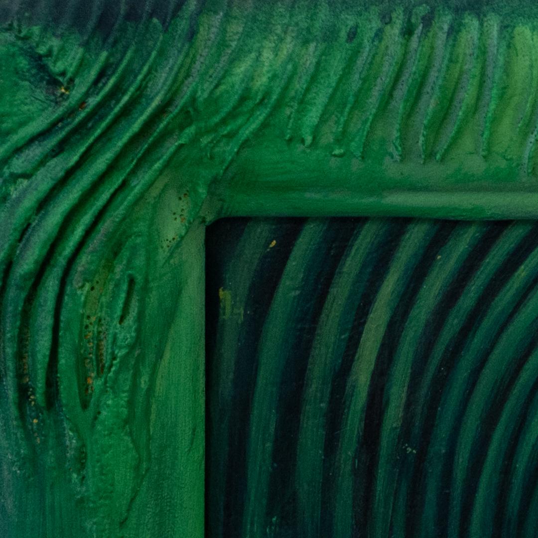 Questo vibrante dipinto in acrilico di Natasha Lelenco, che fa parte della serie Ancestor Clones, è caratterizzato da un impressionante volto simbolico raffigurato in intense tonalità di verde. Lo sguardo ipnotico del ritratto, enfatizzato da caldi