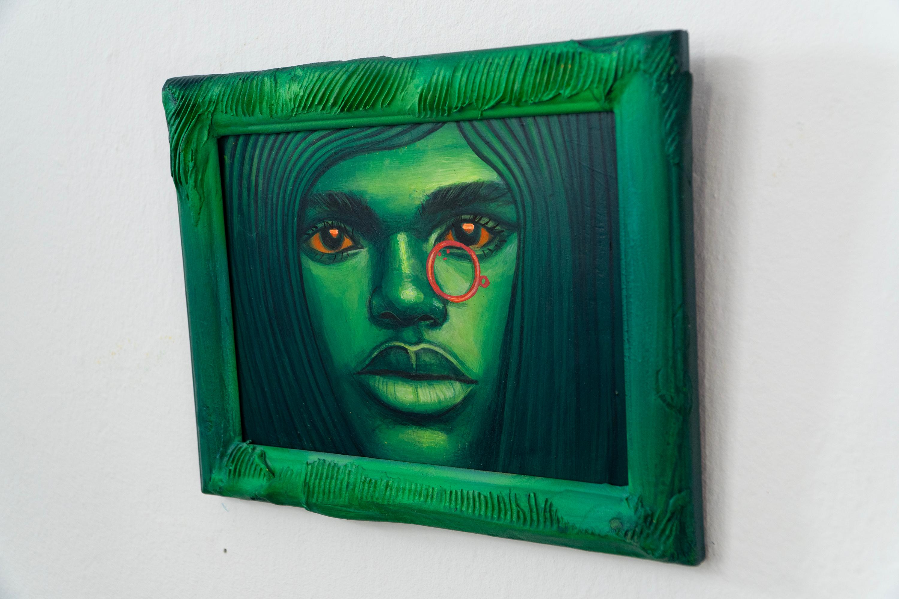 Ritratto verde vibrante con monocolo rosso e sguardo intenso - Cloni di antenati #17 in vendita 1